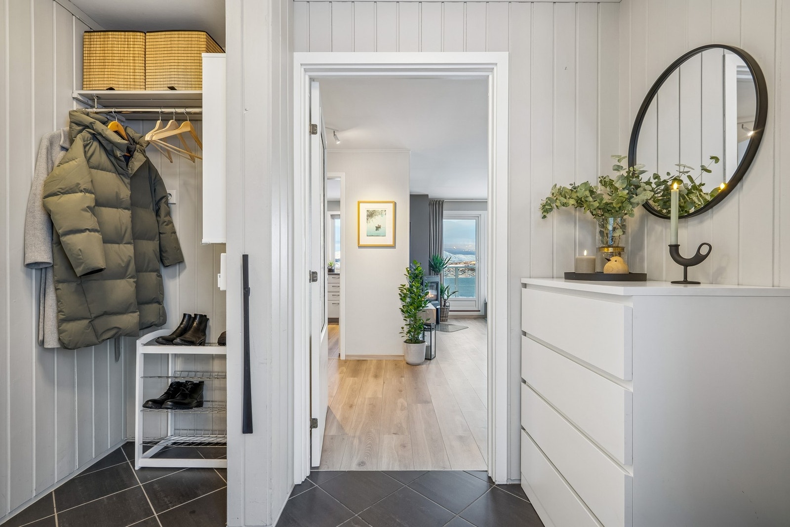 Lys og innbydende entré med praktisk garderobeløsning, som gir både god oppbevaring og et ryddig førsteinntrykk Galleribilde