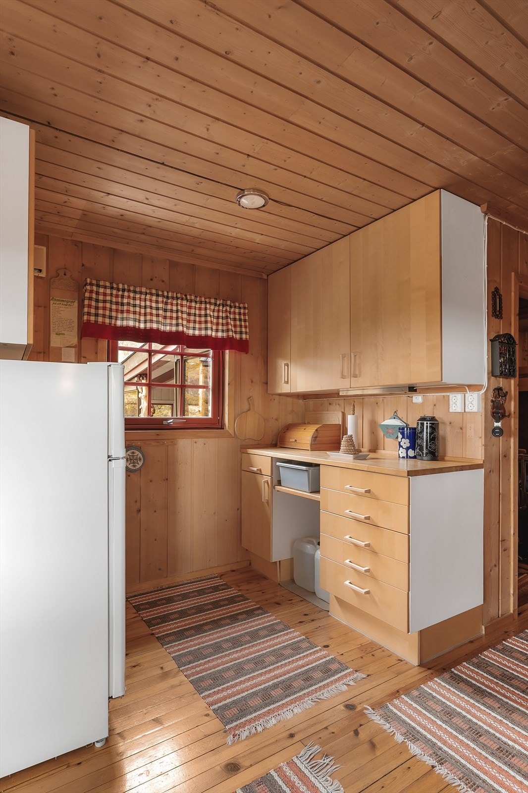 Kjøkkenkroken har lys innredning. Galleribilde