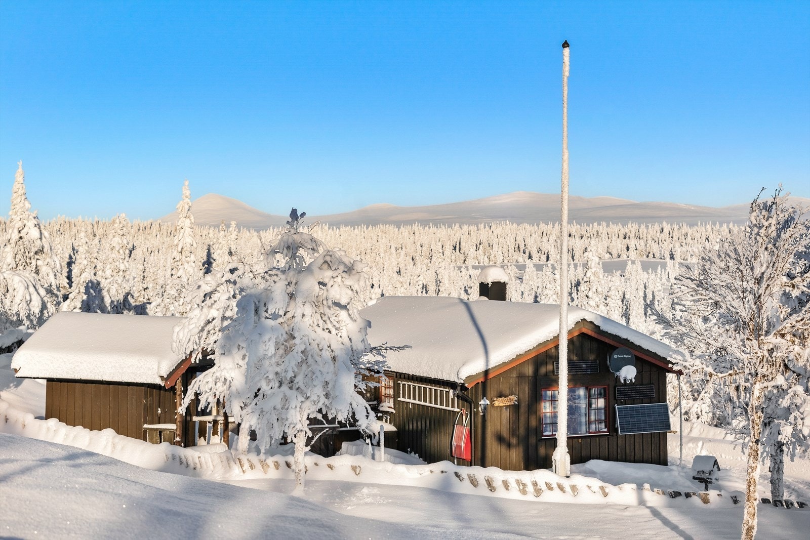 Hytta har idyllisk og usjenert beliggenhet. Galleribilde