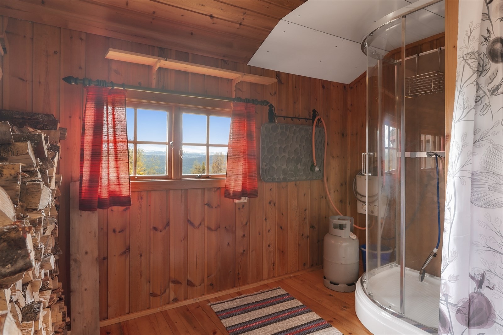 Her er det pumpedusj med gassdrevet varmtvannsbereder. Galleribilde