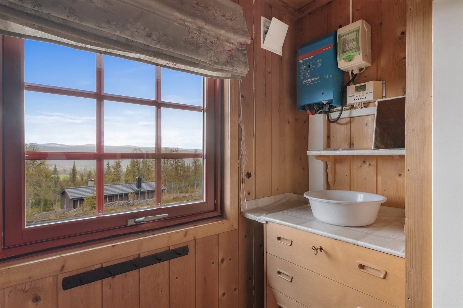 Hytta har strøm fra solcelleanlegg, samt aggregat i bod. Galleribilde