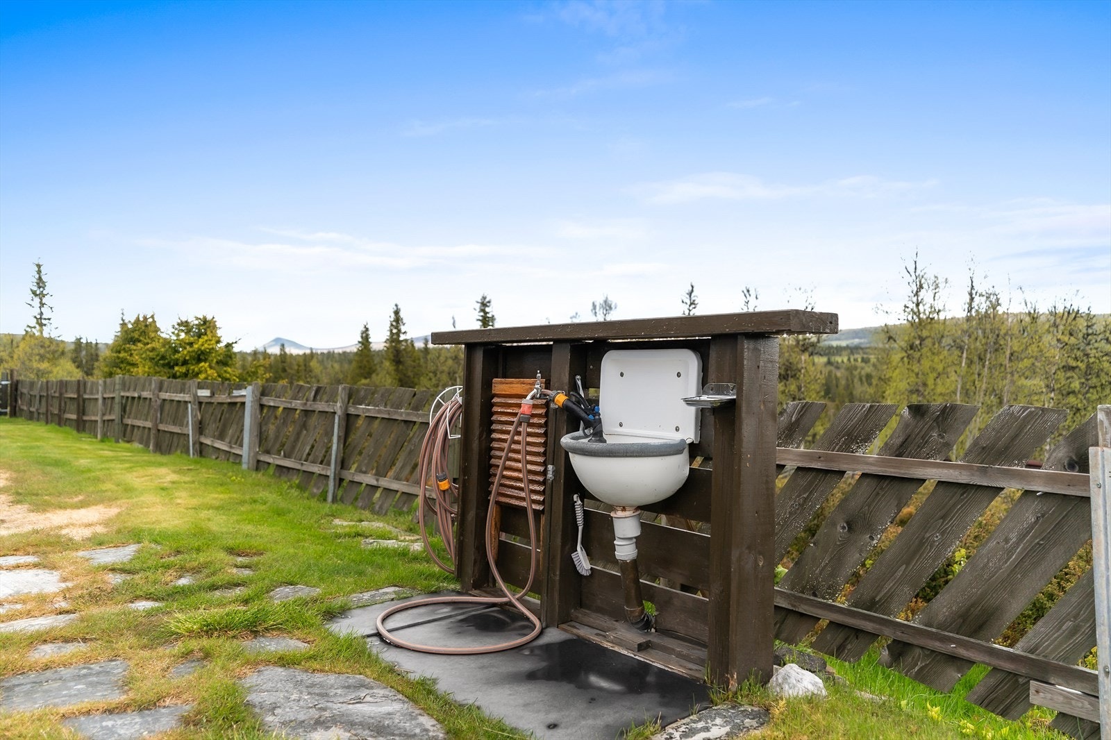 Vannpost på tomten gir enkel tilgang til forbruksvann sommerstid. Ellers er det felles brønn for hyttefeltet i nærheten. Galleribilde