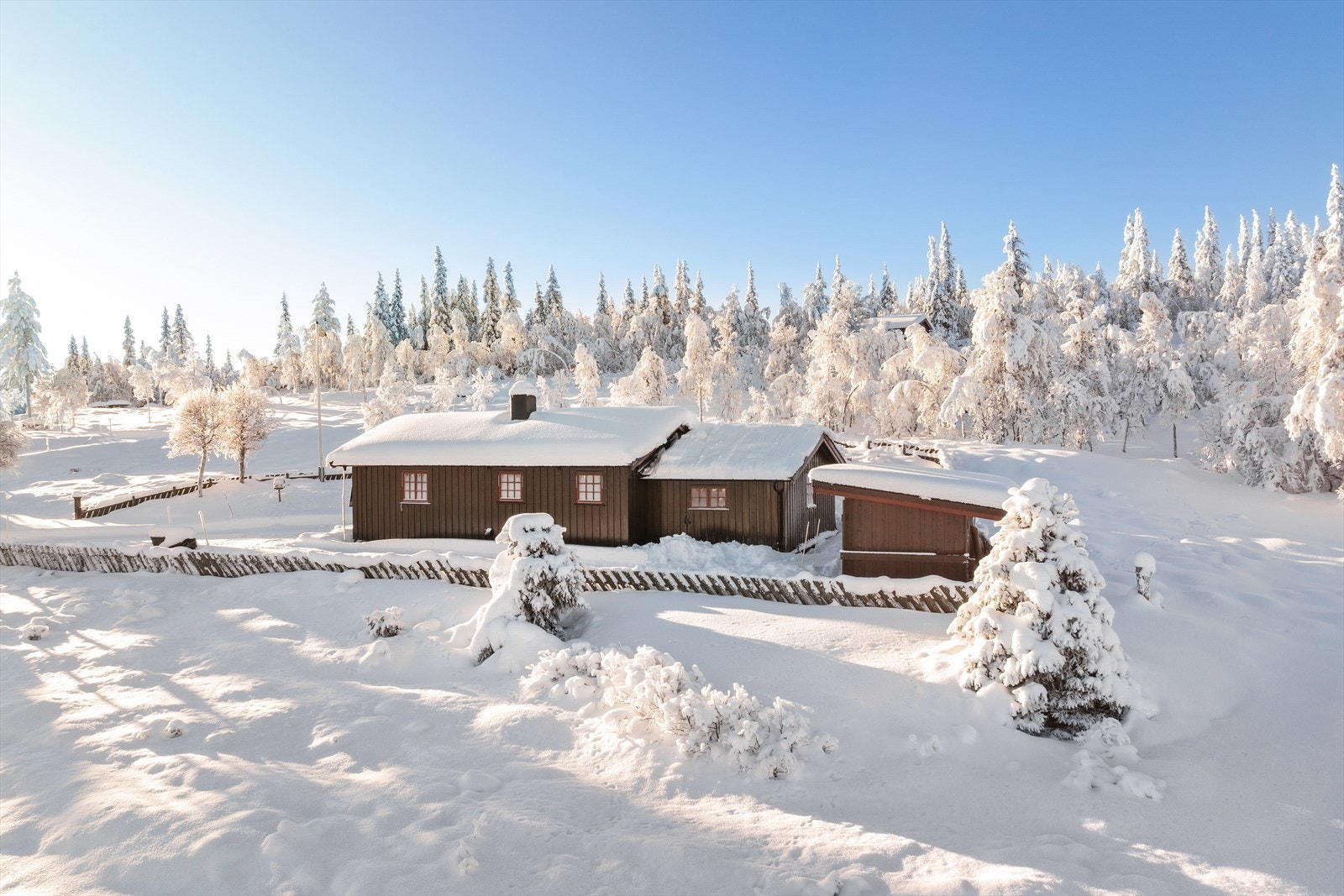 Tomten er totalt ca 5 mål med et mindre inngjerdet areal rundt bebyggelsen. Galleribilde