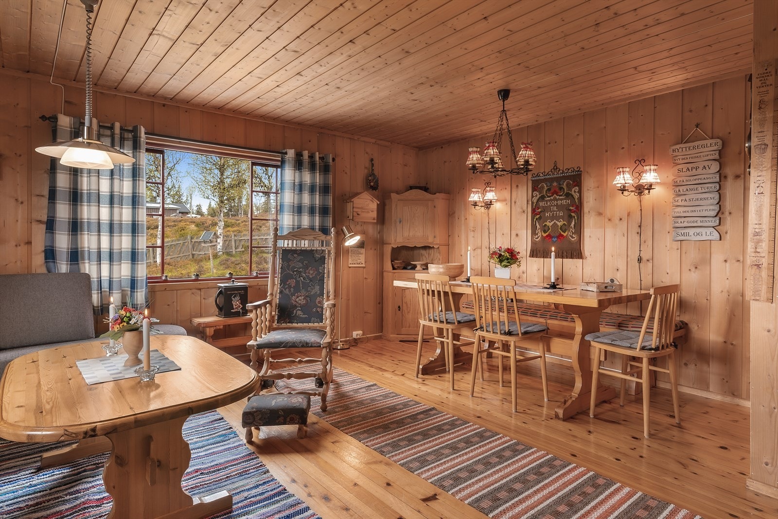 Panelte vegger og tak gir hytta et lunt og trivelig preg. Galleribilde