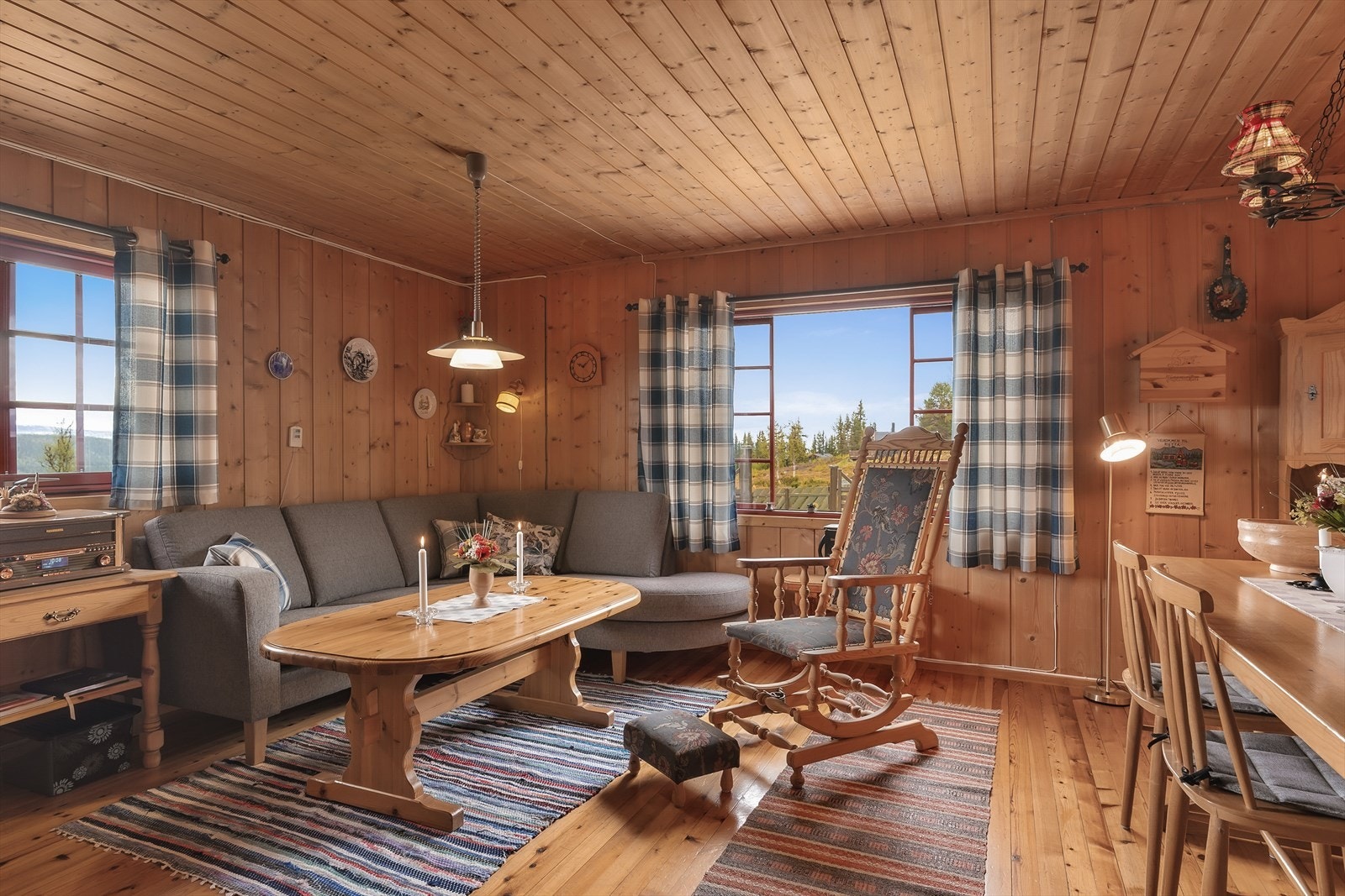 Romslige vindusflater gir godt med dagslys, og det er flott utsikt mot områdene omkring. Galleribilde