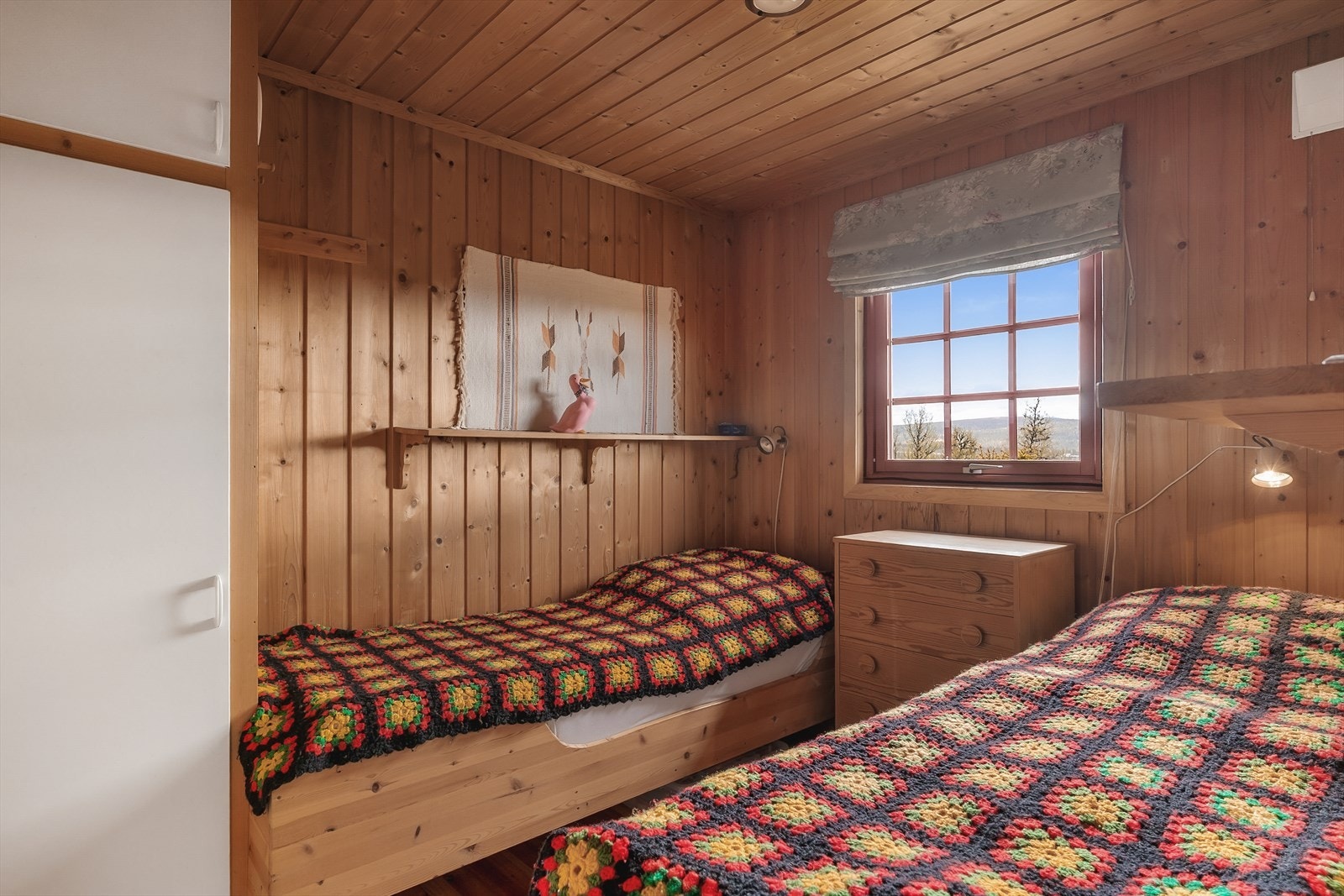 Hytta har totalt 3 soverom - Hovedsoverom har plassbygd garderobe- og sengeløsning. Galleribilde