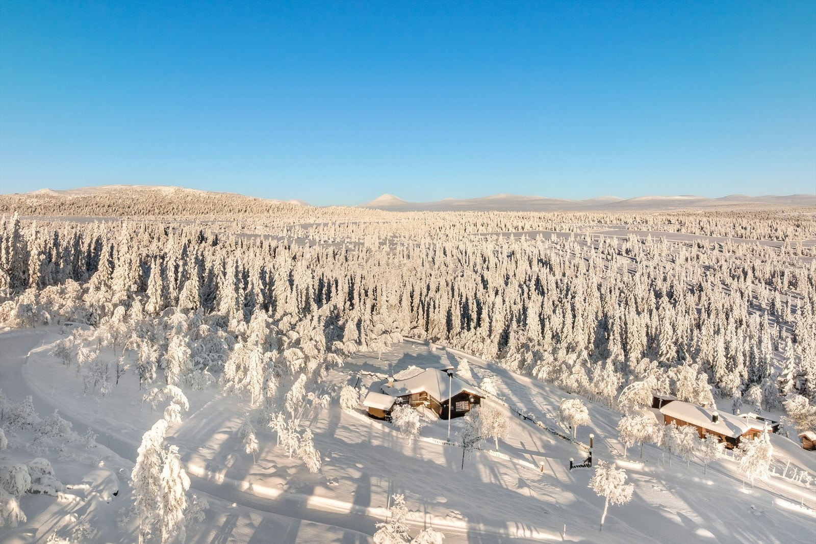 Fra eiendommen er det kort vei til merkede turstier og kun ca. 400 meter til nærmeste skiløype. Galleribilde