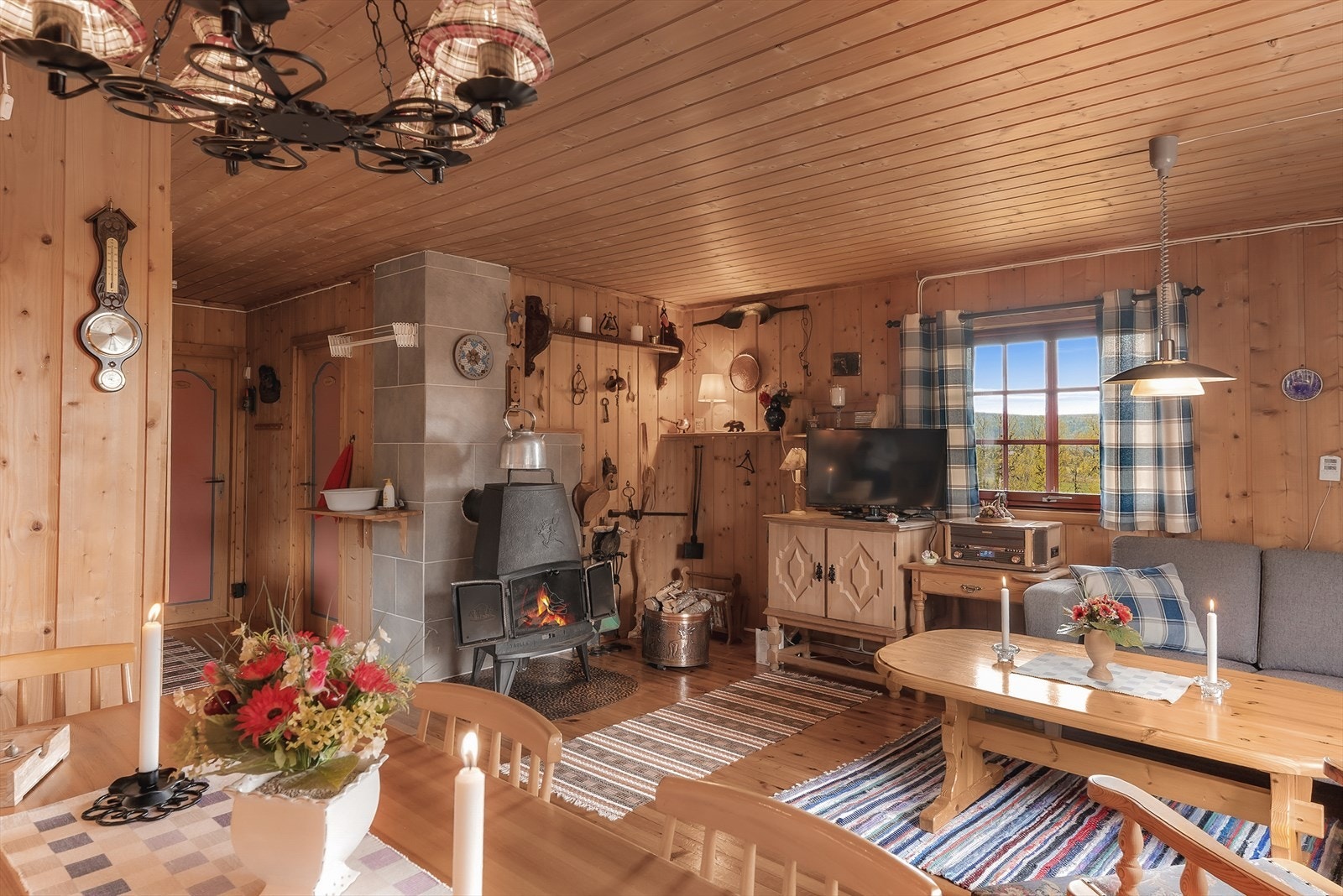 Stua har 230-volts kontakt som gir mulighet for tilkobling av TV og radio. Galleribilde