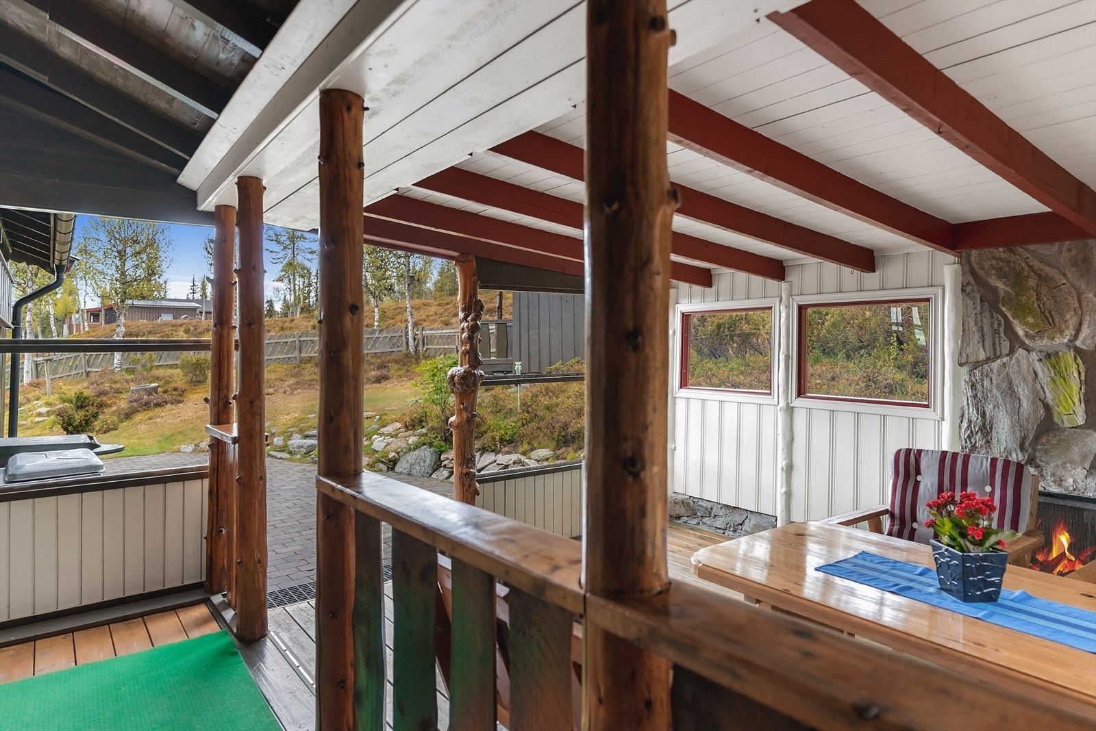 Utenfor svalgang er det en hyggelig innbygget uteplass. Galleribilde