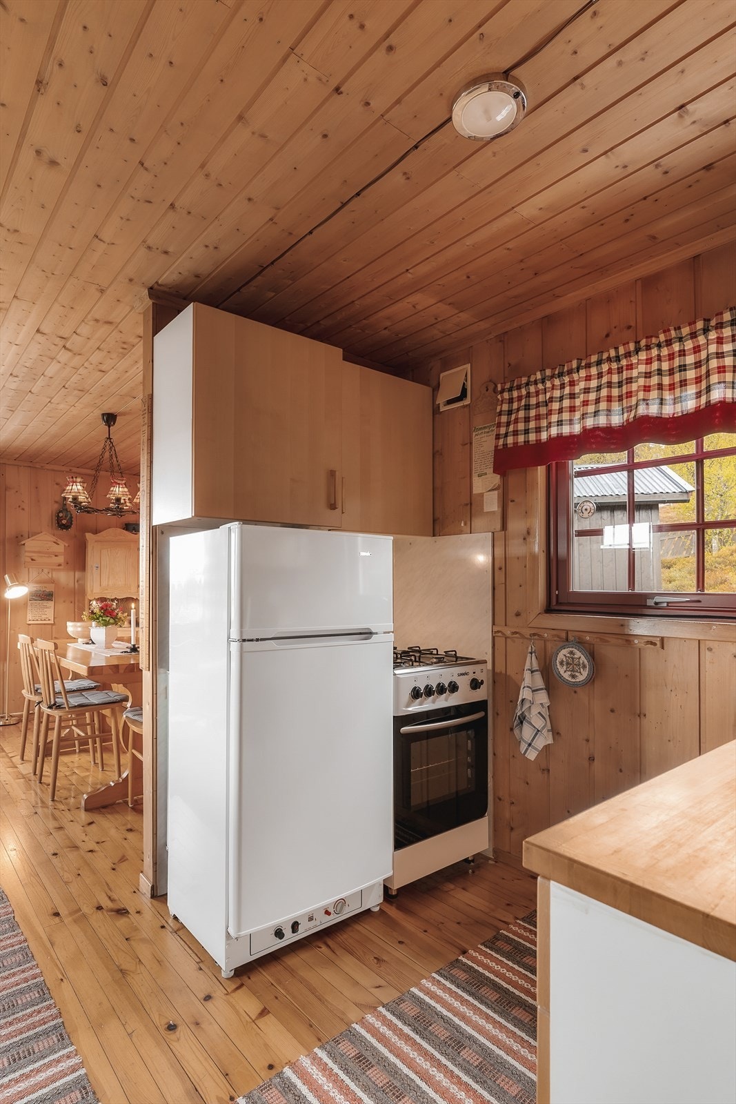 Kjøleskap og komfyr drives av gass. Galleribilde