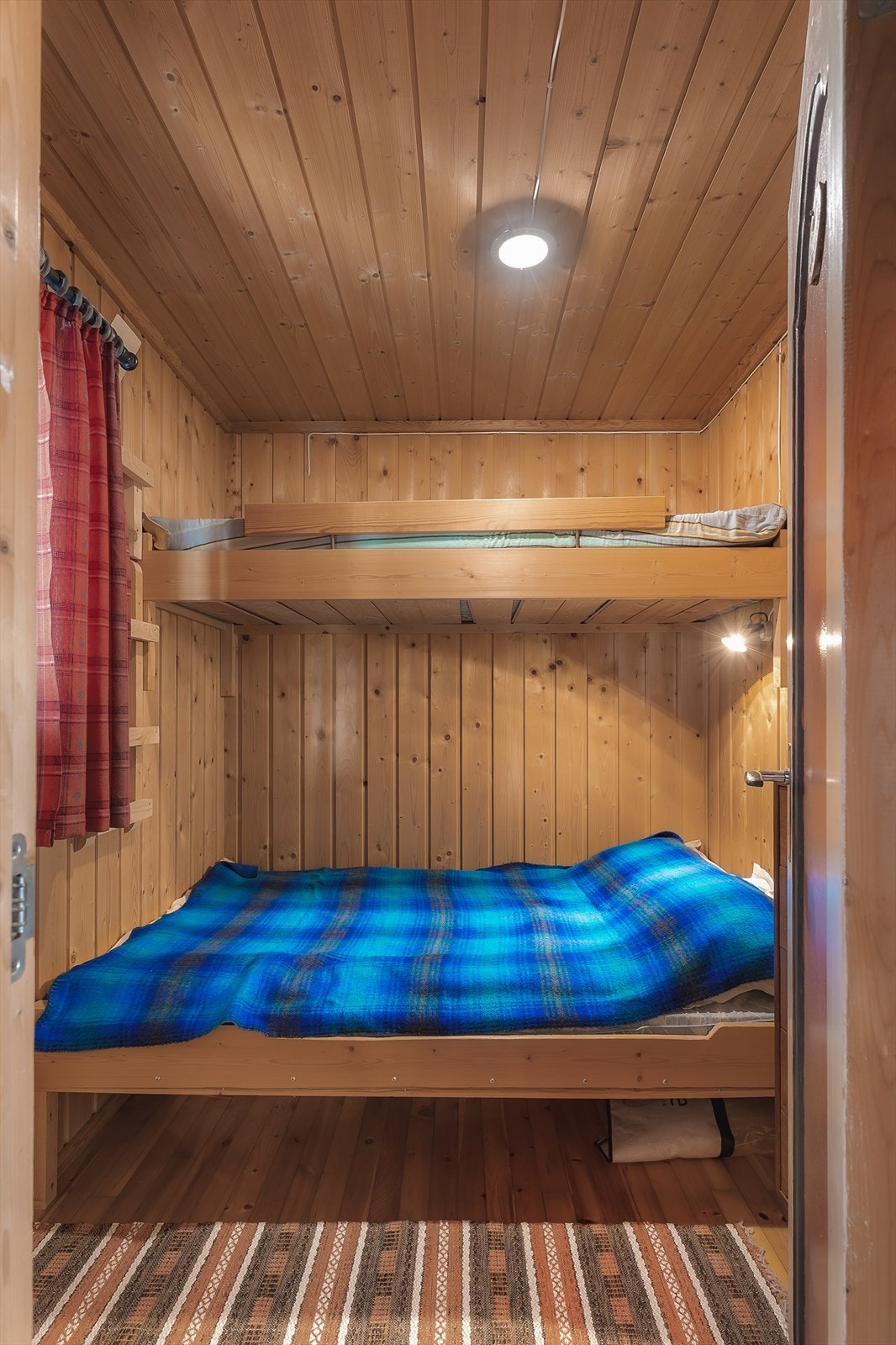 Soverom 2 har plassbygd familiekøye. Galleribilde