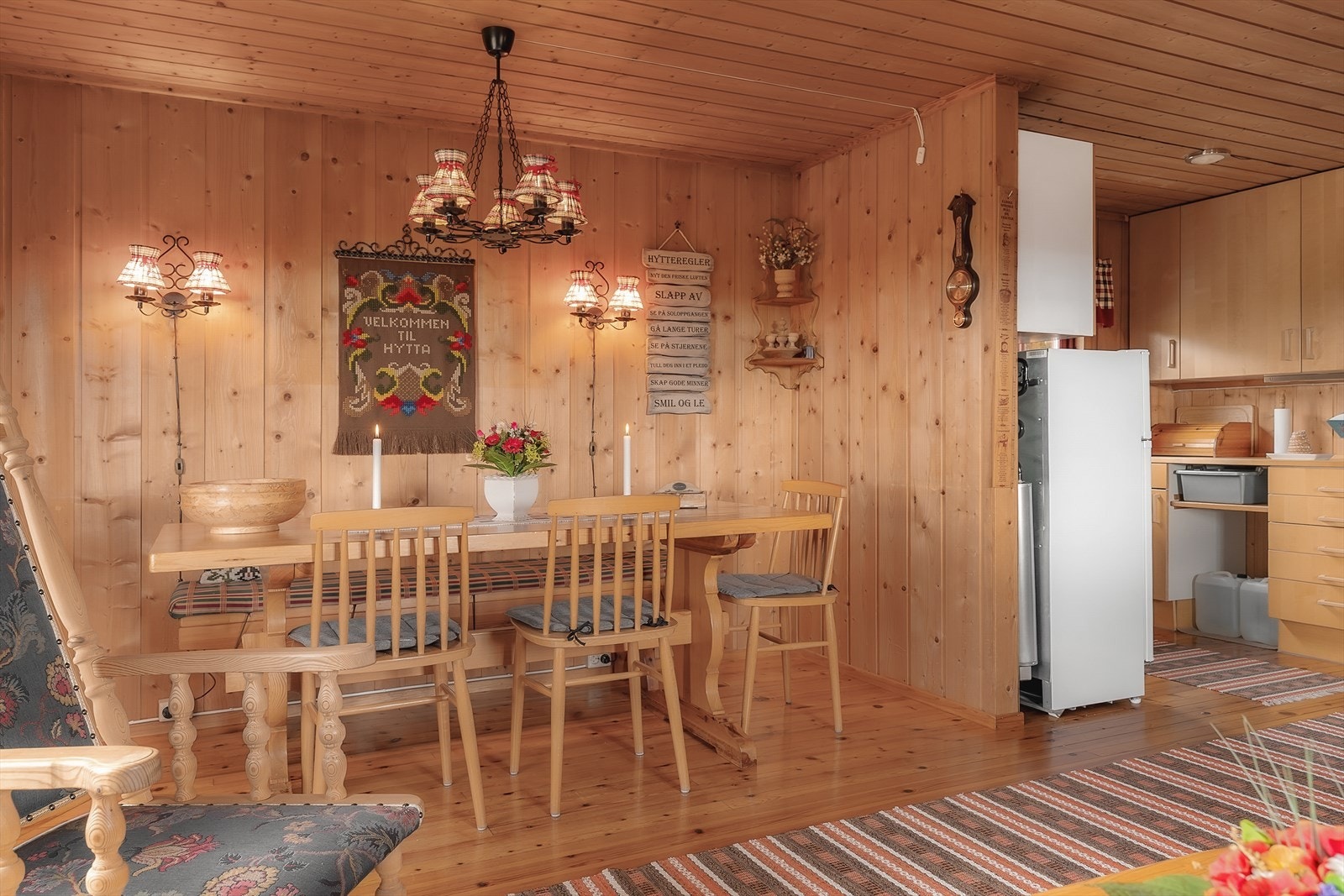 Spisestua er plassert nær kjøkkenet. Galleribilde