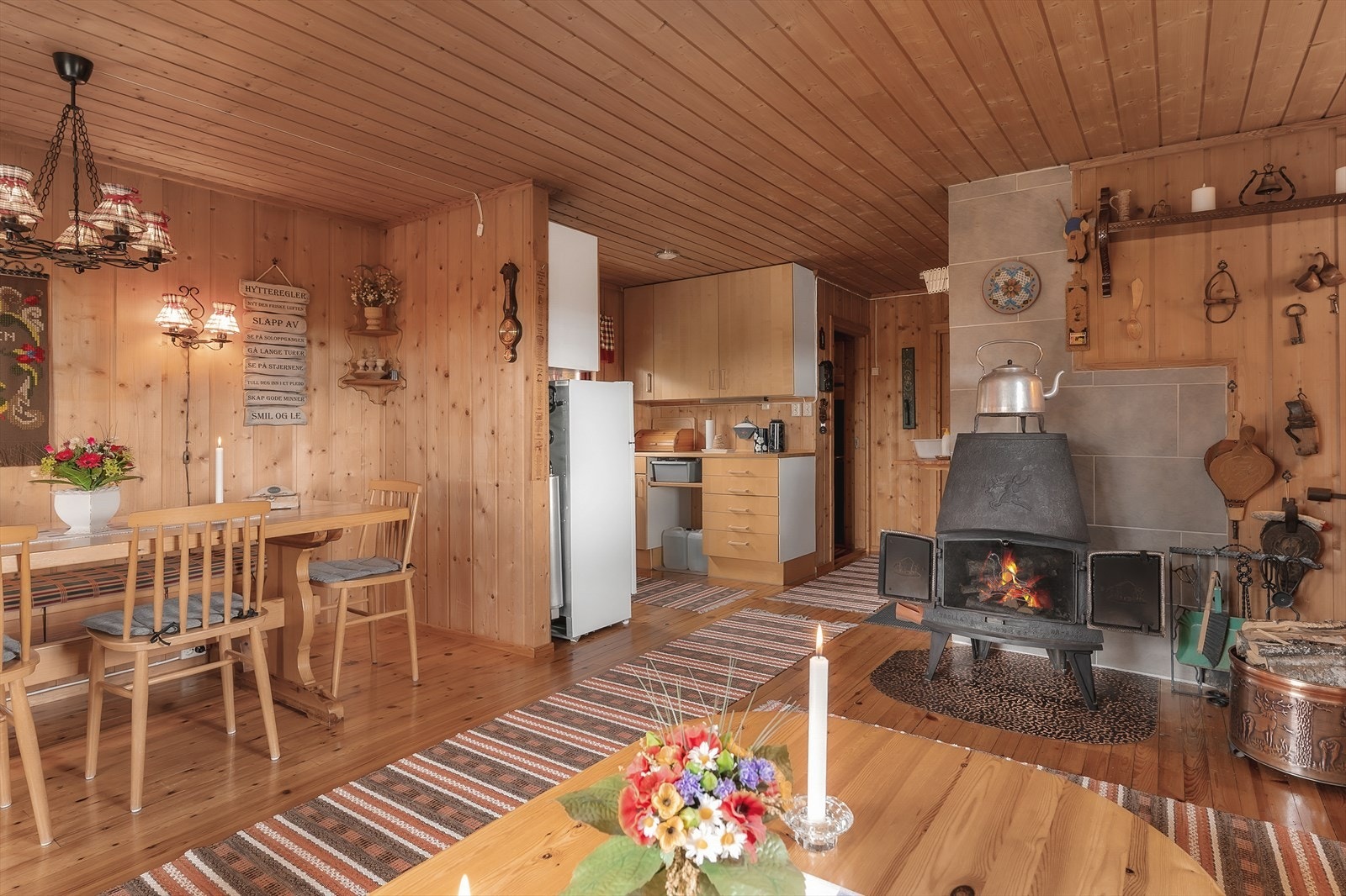 Stue og kjøkken ligger i dels åpen løsning. Galleribilde