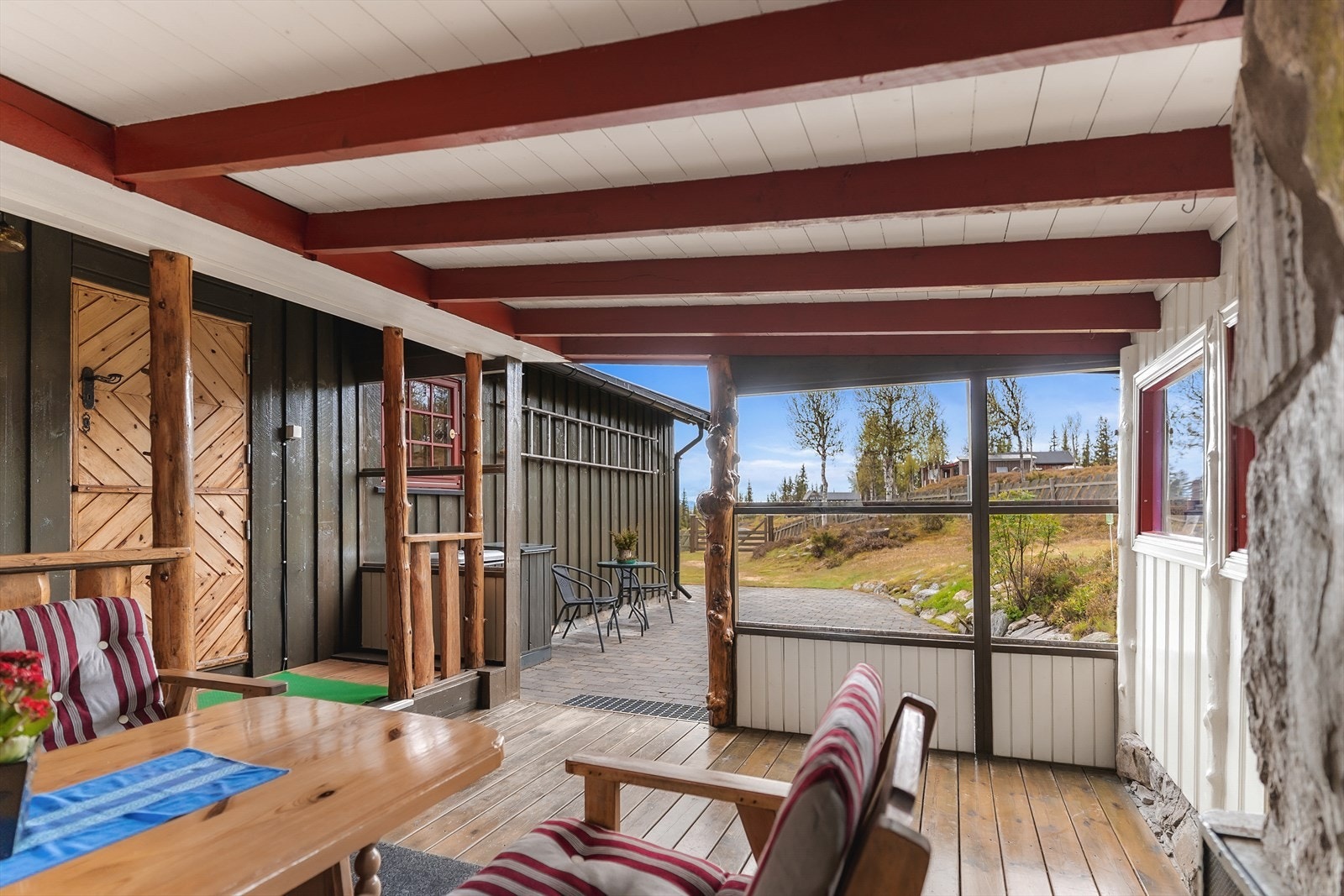 Fra uteplassen er det åpent ut til uteområdet. Galleribilde