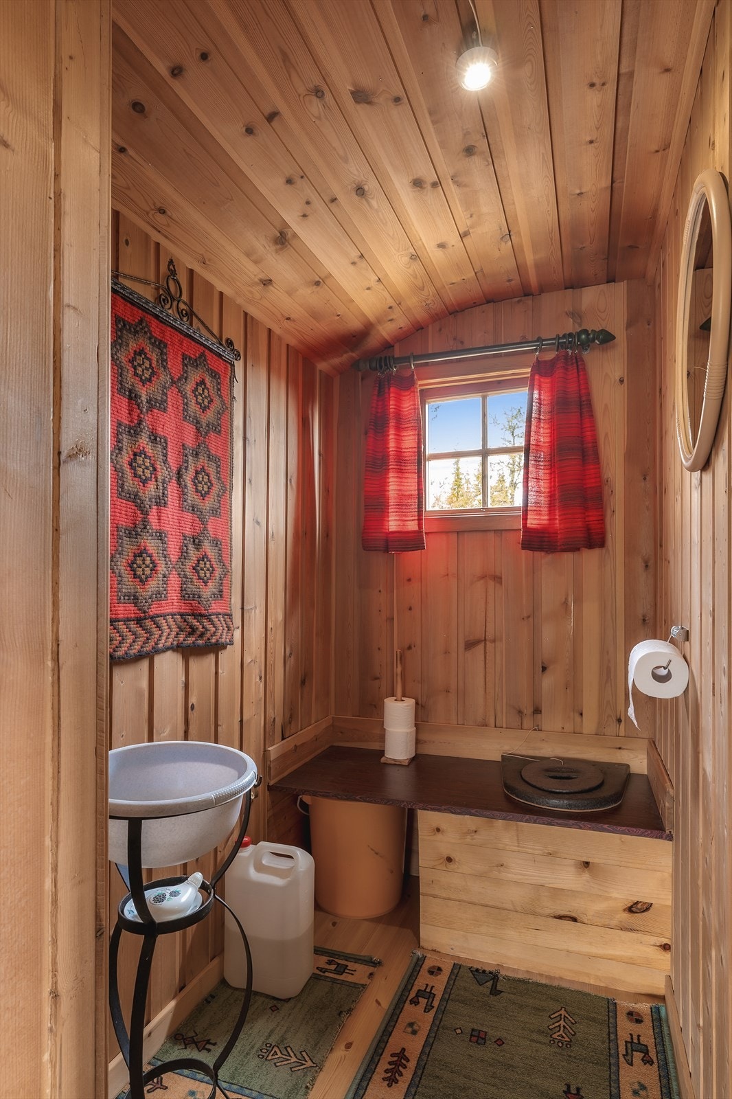 Utedoen er plassert i boden. Galleribilde