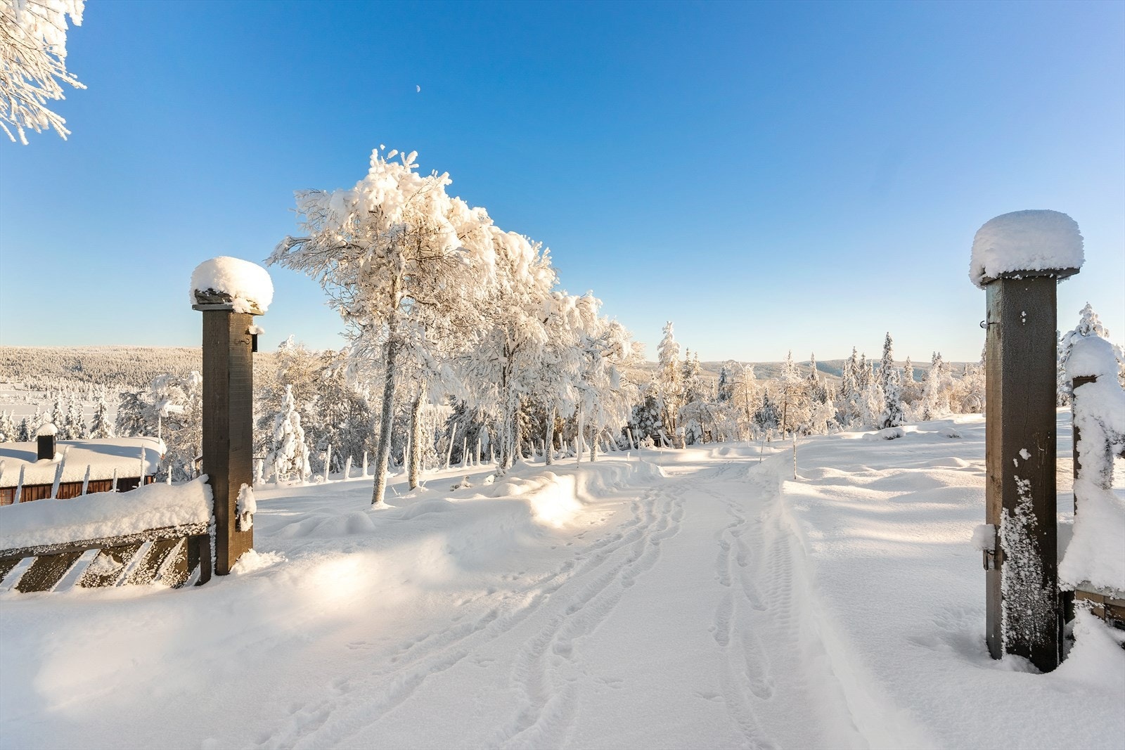 "Hellebu" har en trivelig adkomstvei med port som ønsker deg velkommen! Galleribilde