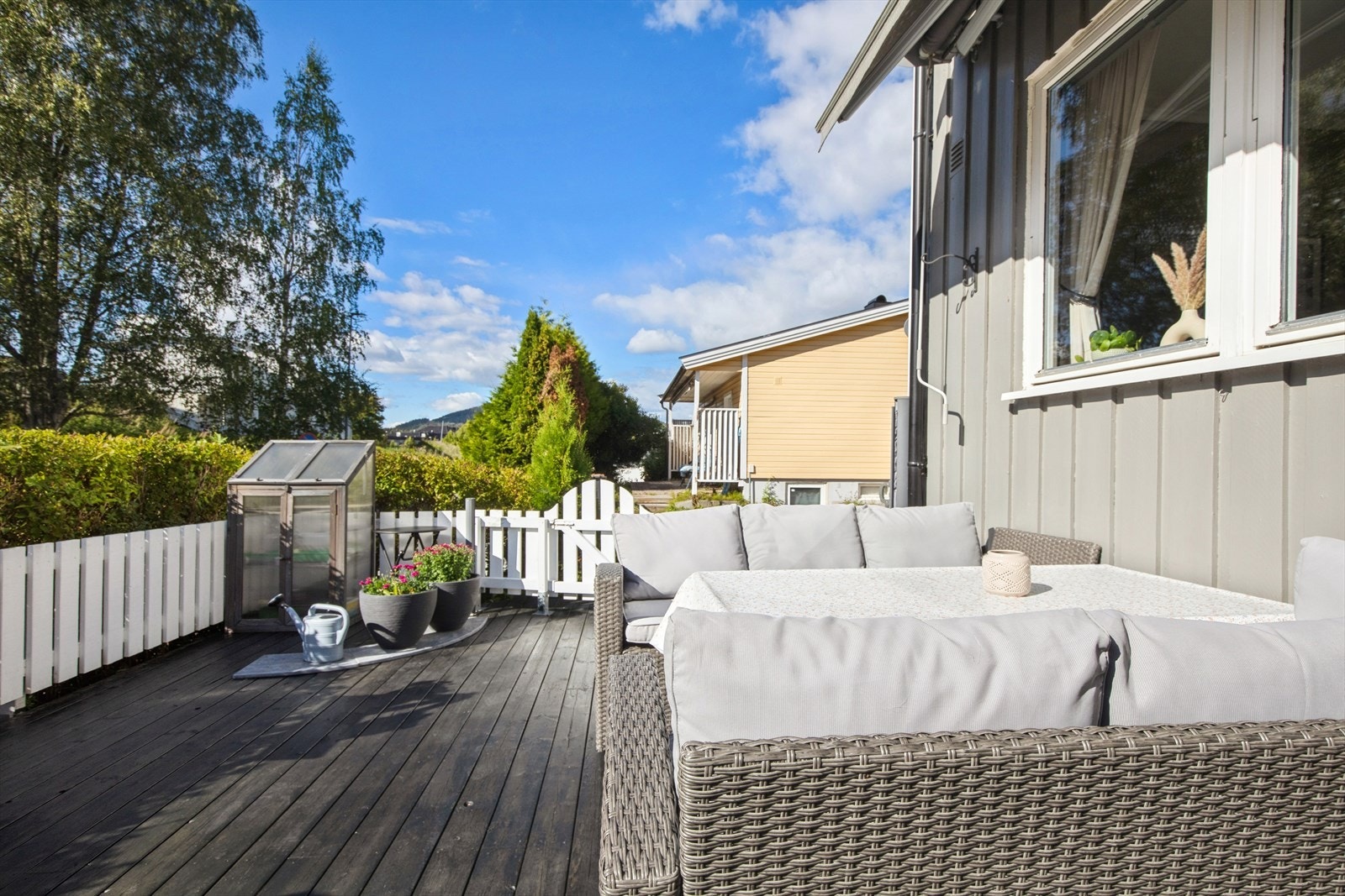 Usjenert terrasse hvor lange og solfylte dager kan nytes! Galleribilde