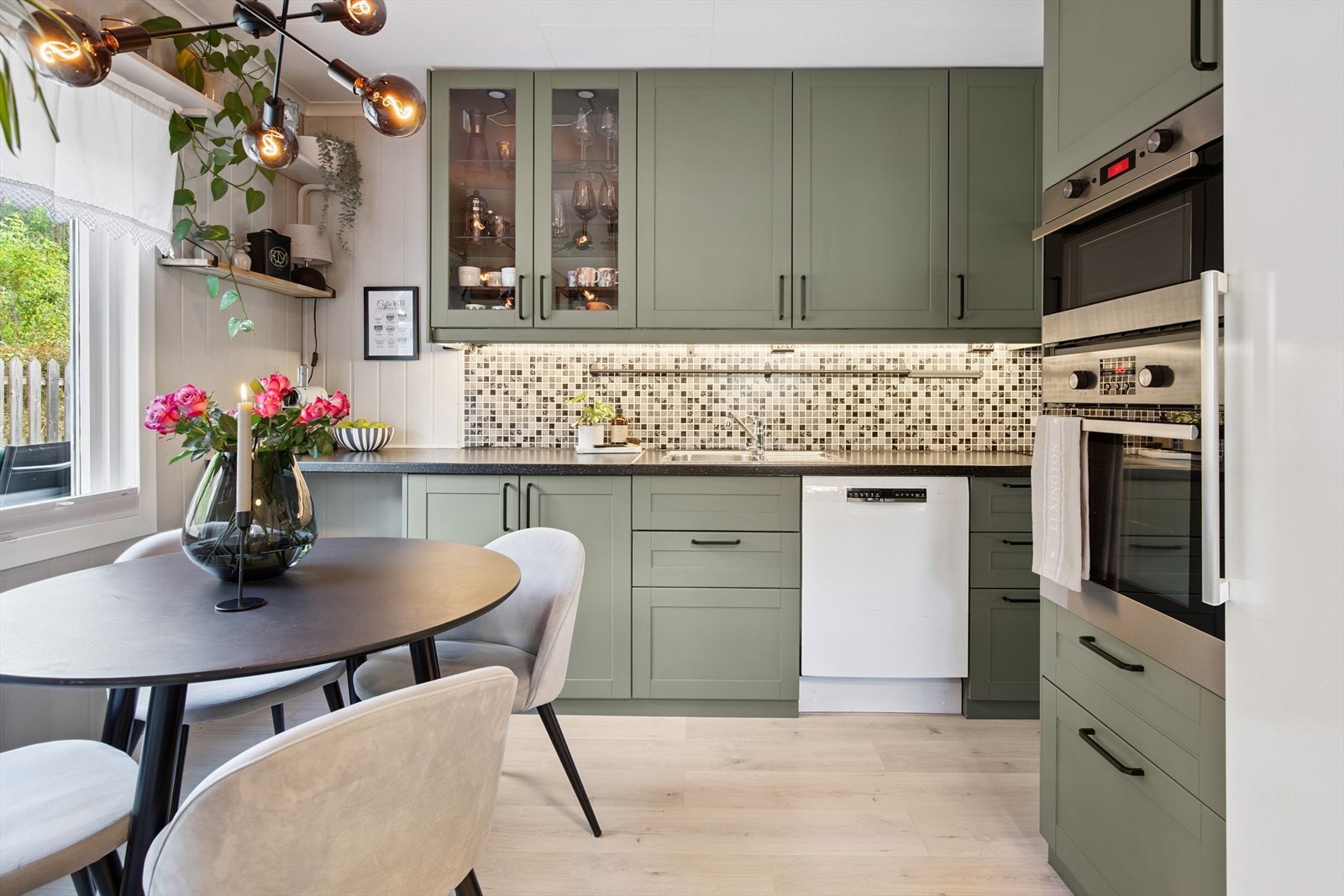 Pent kjøkken med plass til spisebord. Galleribilde