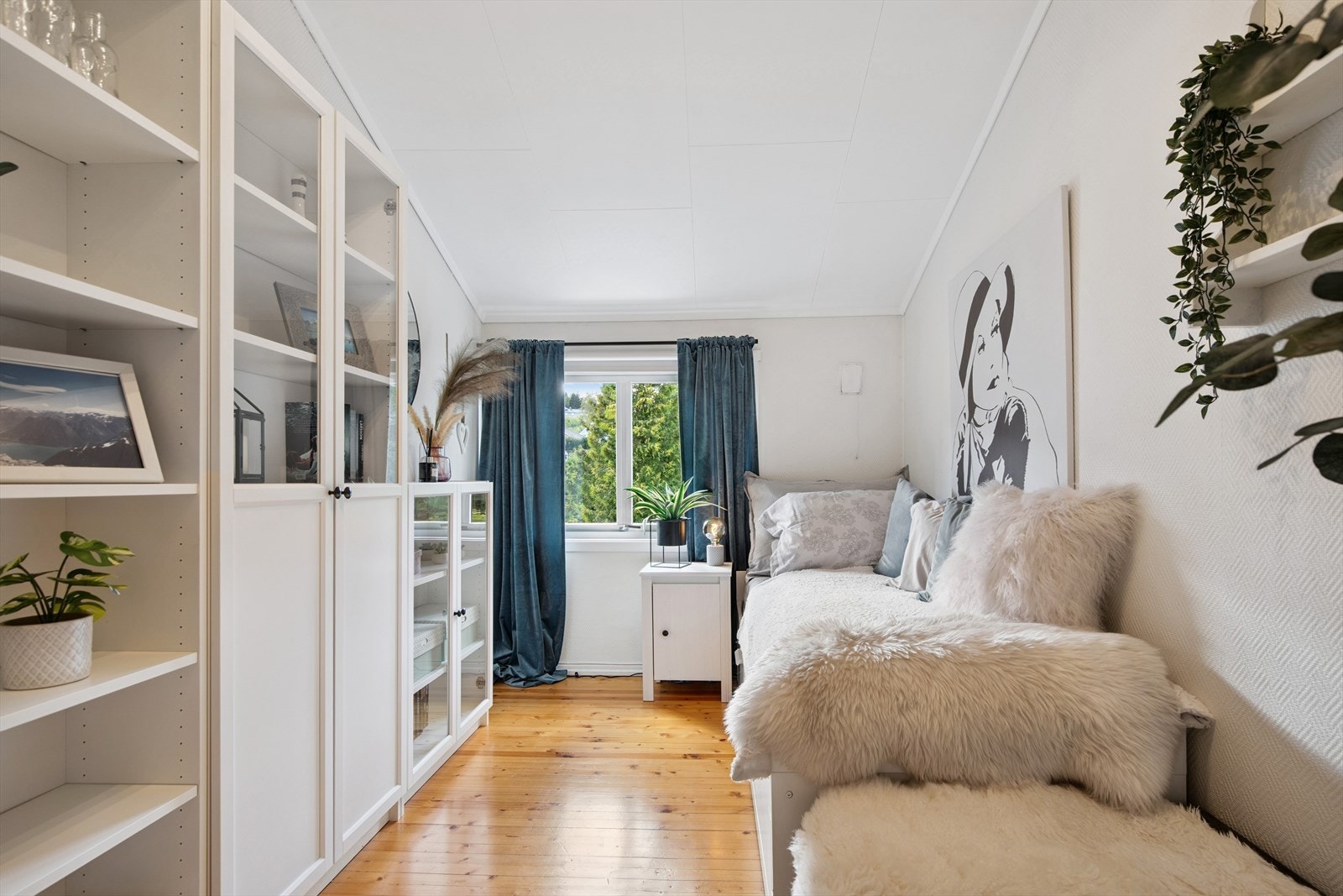 Dette soverommet har malt glassfiberstrie på vegger og lakkert furugulv. Galleribilde