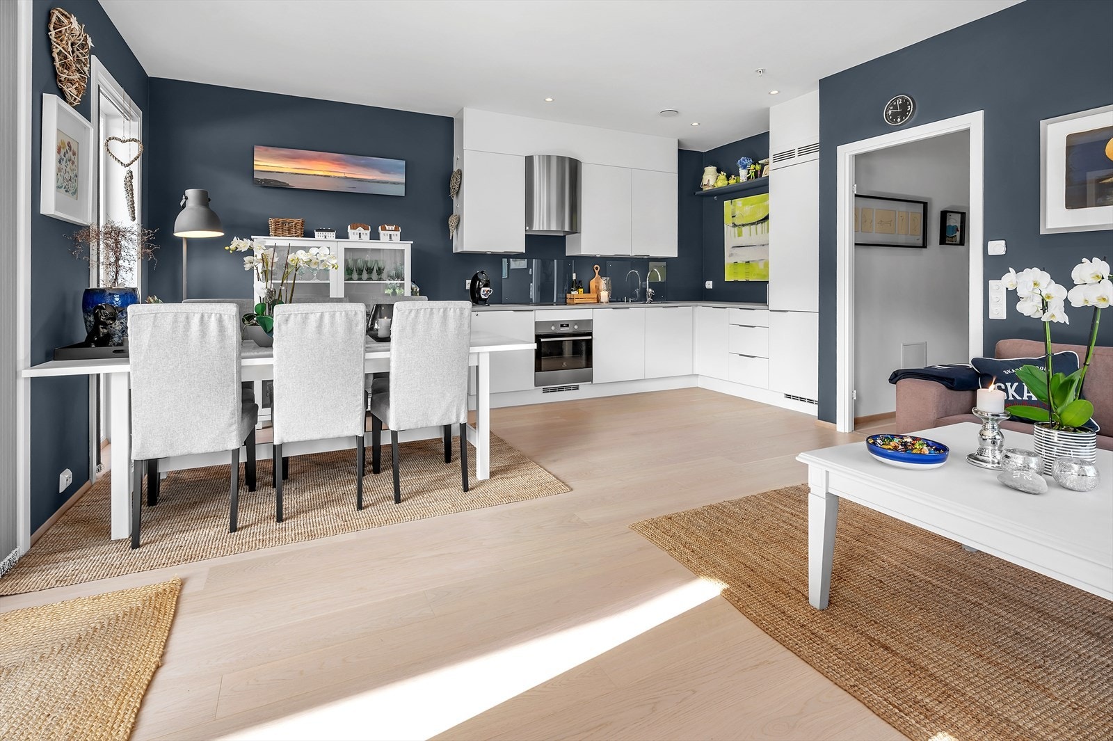 Gulv av parkett og delikat fargevalg på vegger. Galleribilde