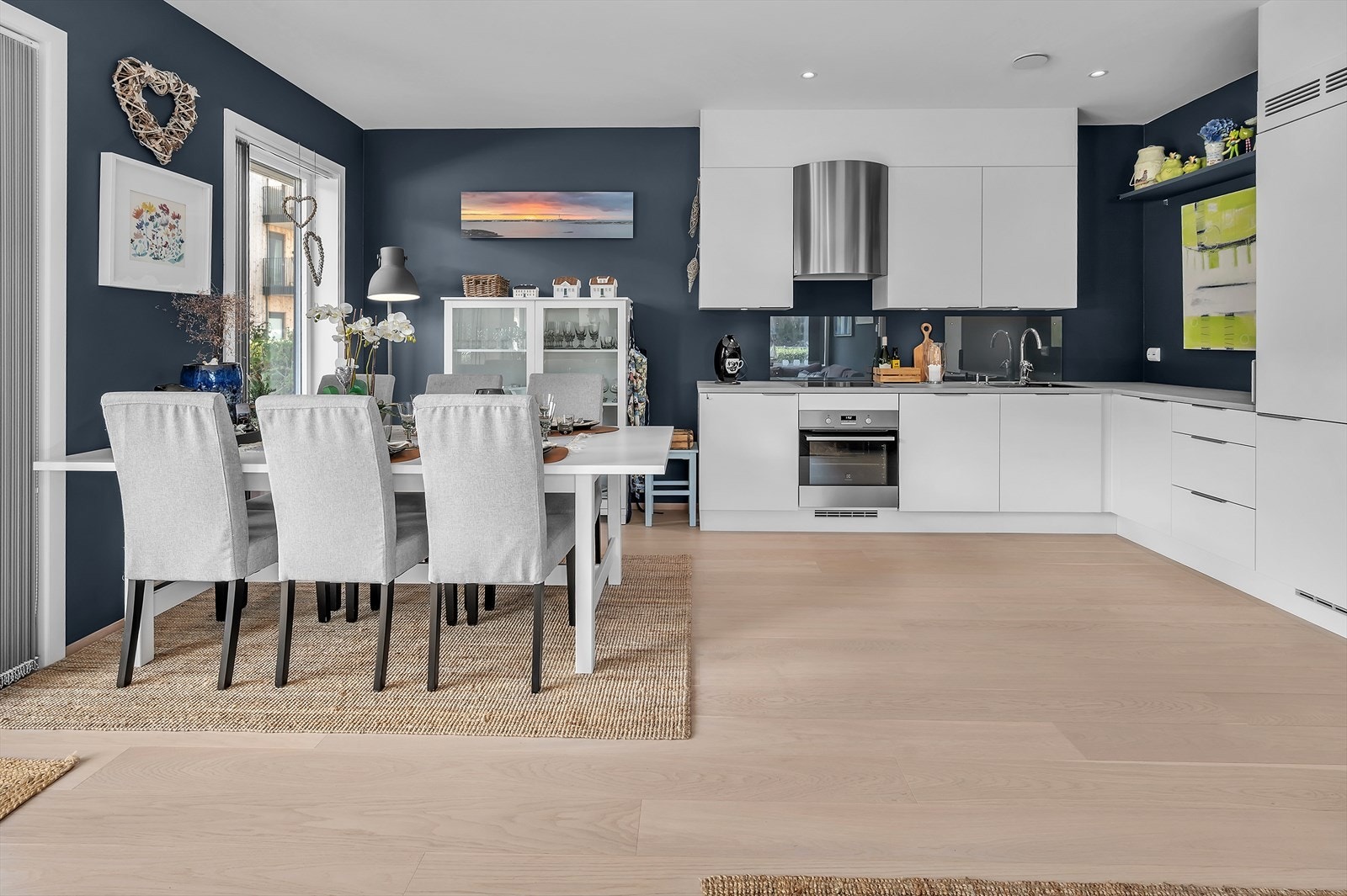 I leiligheten er det vannbåren varme i stue, gang og bad. Galleribilde