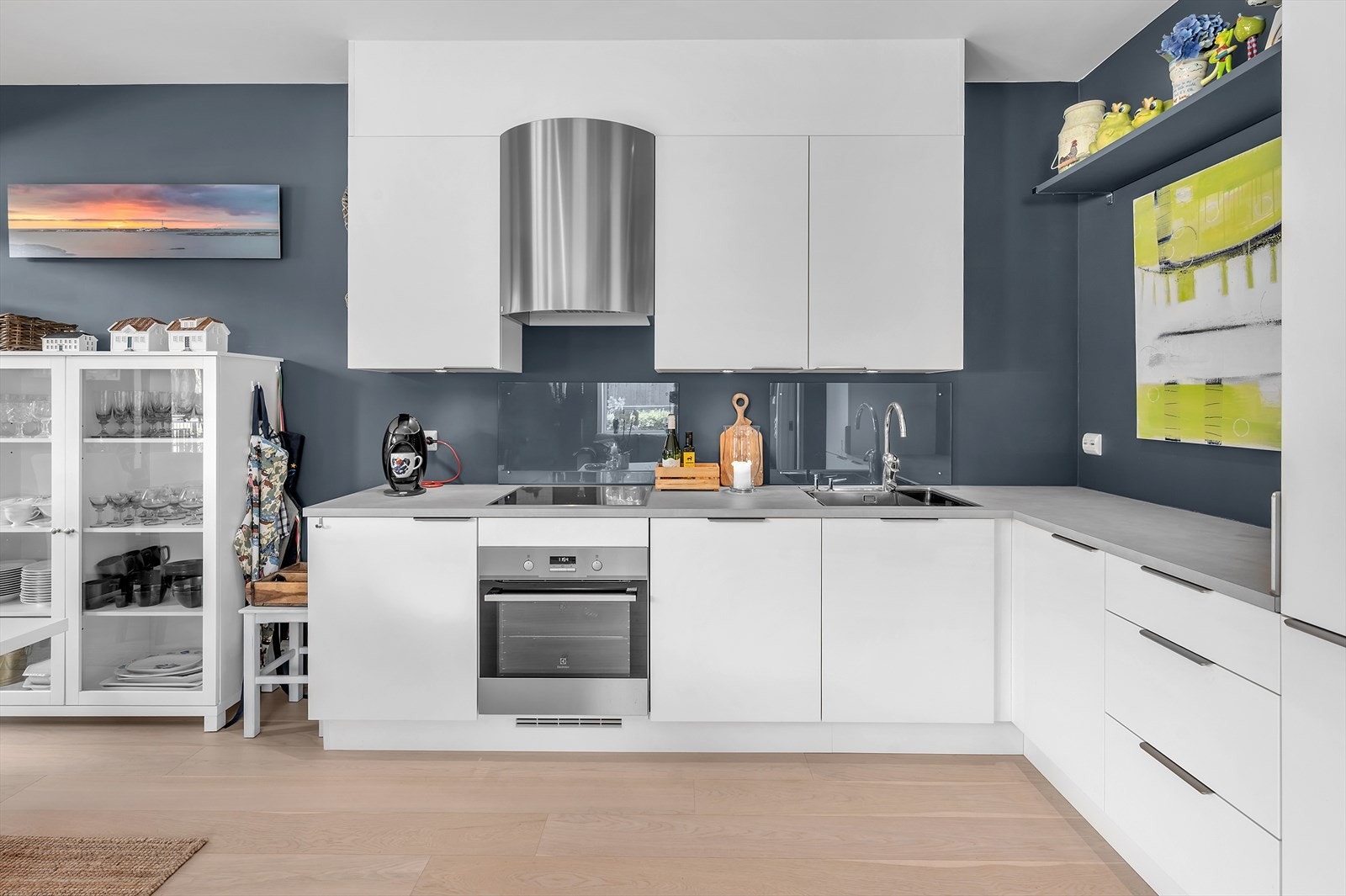 Kjøkken med god skap- og benkeplass. Galleribilde