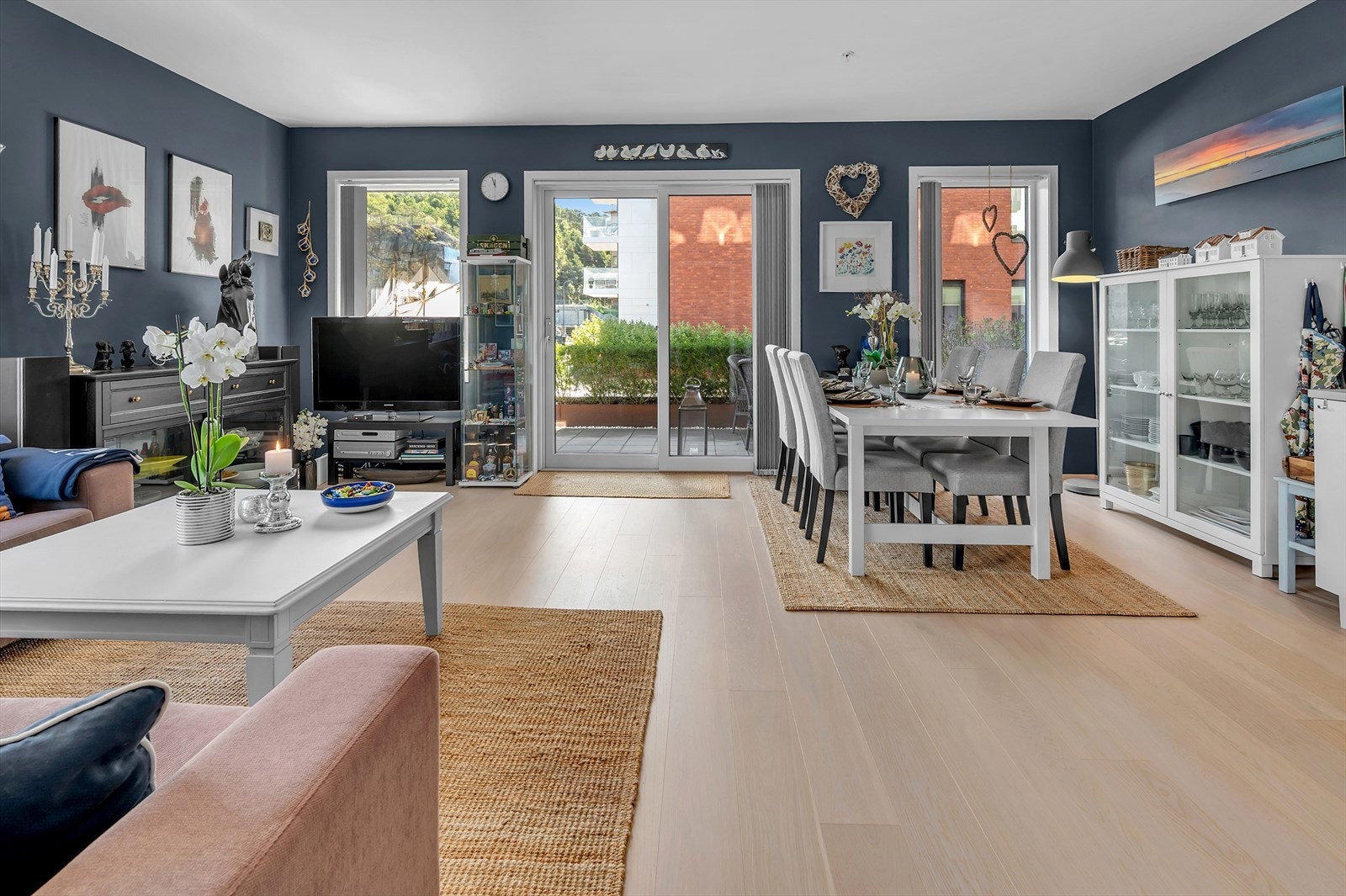 Leiligheten ligger fint til på hjørnet av bygget. Til leiligheten følger det med kjellerbod på 5 kvm. Galleribilde