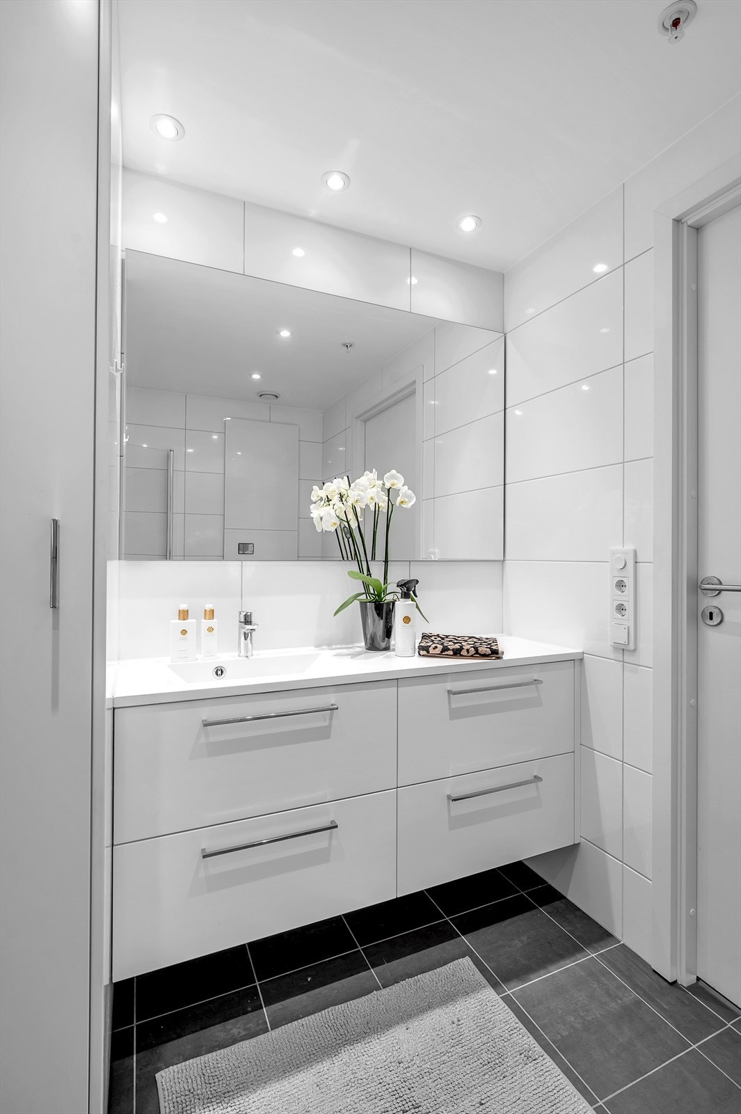 Flott baderomsinnredning. Spotter i tak. Galleribilde