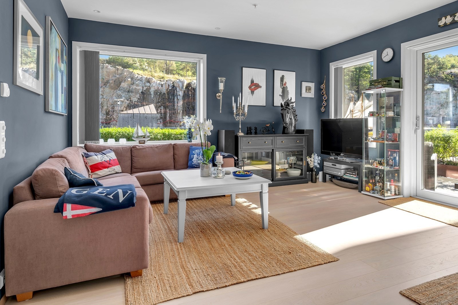 Lekker endeleilighet fra 2020 i 1 etasje. Leiligheten passer perfekt for eiere med husdyr og får de som ønsker god plass til å bevege seg på ute. Galleribilde