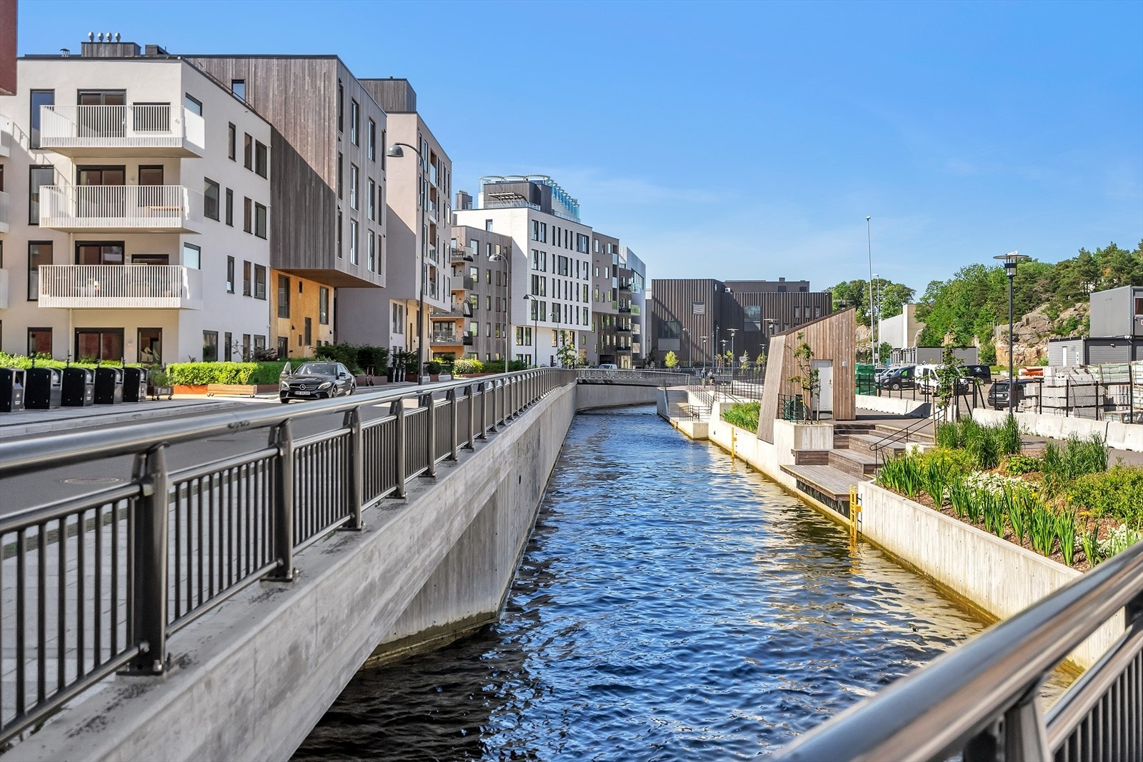 Leiligheten ligger idyllisk til rett ved kanalen. Galleribilde