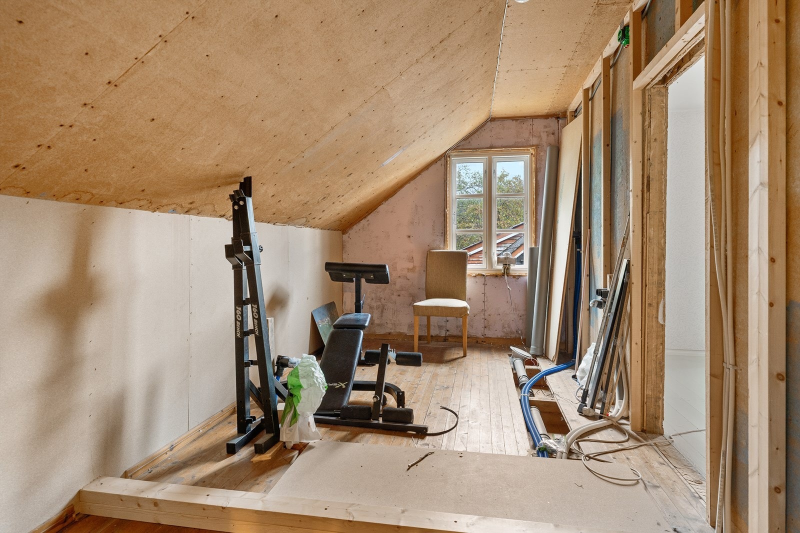 Bod som er tiltenkt baderom. Ikke blitt brukt eller gjort noe med i nåværende hjemmelshavers eie. Galleribilde