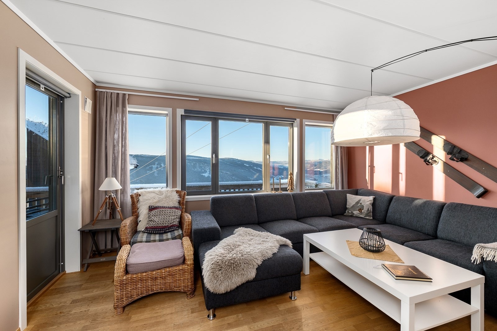 Stuen har direkte utgang til en stor, vestvendt terrasseplatting på bakkeplan. Galleribilde