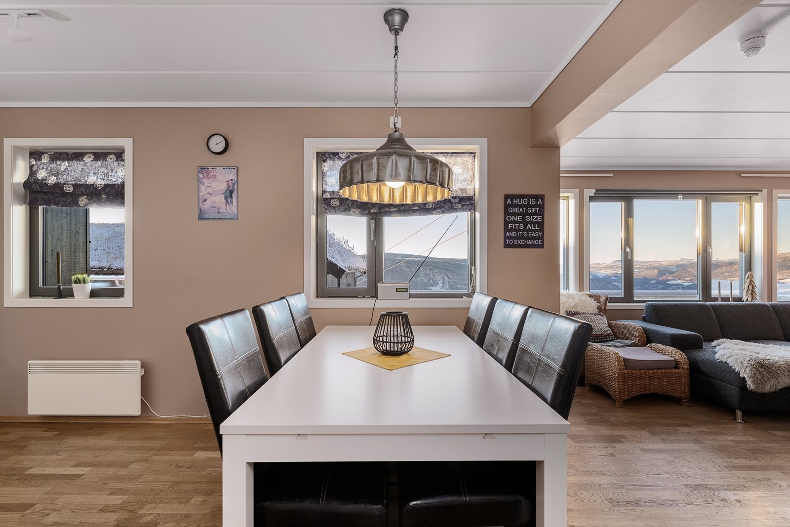 Spisestuen er et naturlig samlingspunkt og har plass til et langbord. Galleribilde