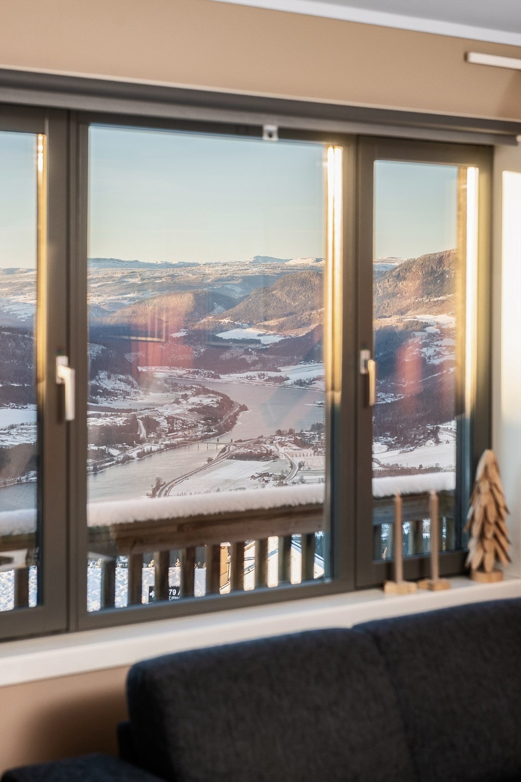 De store vindusflatene rammer inn den vidstrakte utsikten over dalen og fjellheimen. Galleribilde