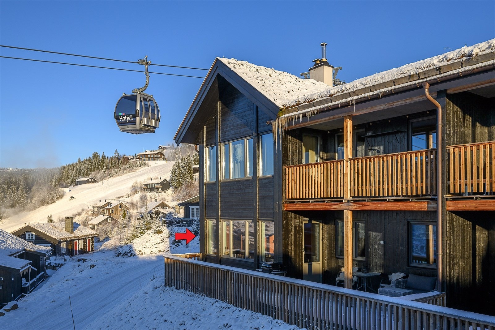 Leiligheten har en gunstig plassering på enden av bygget med utsikt. Galleribilde
