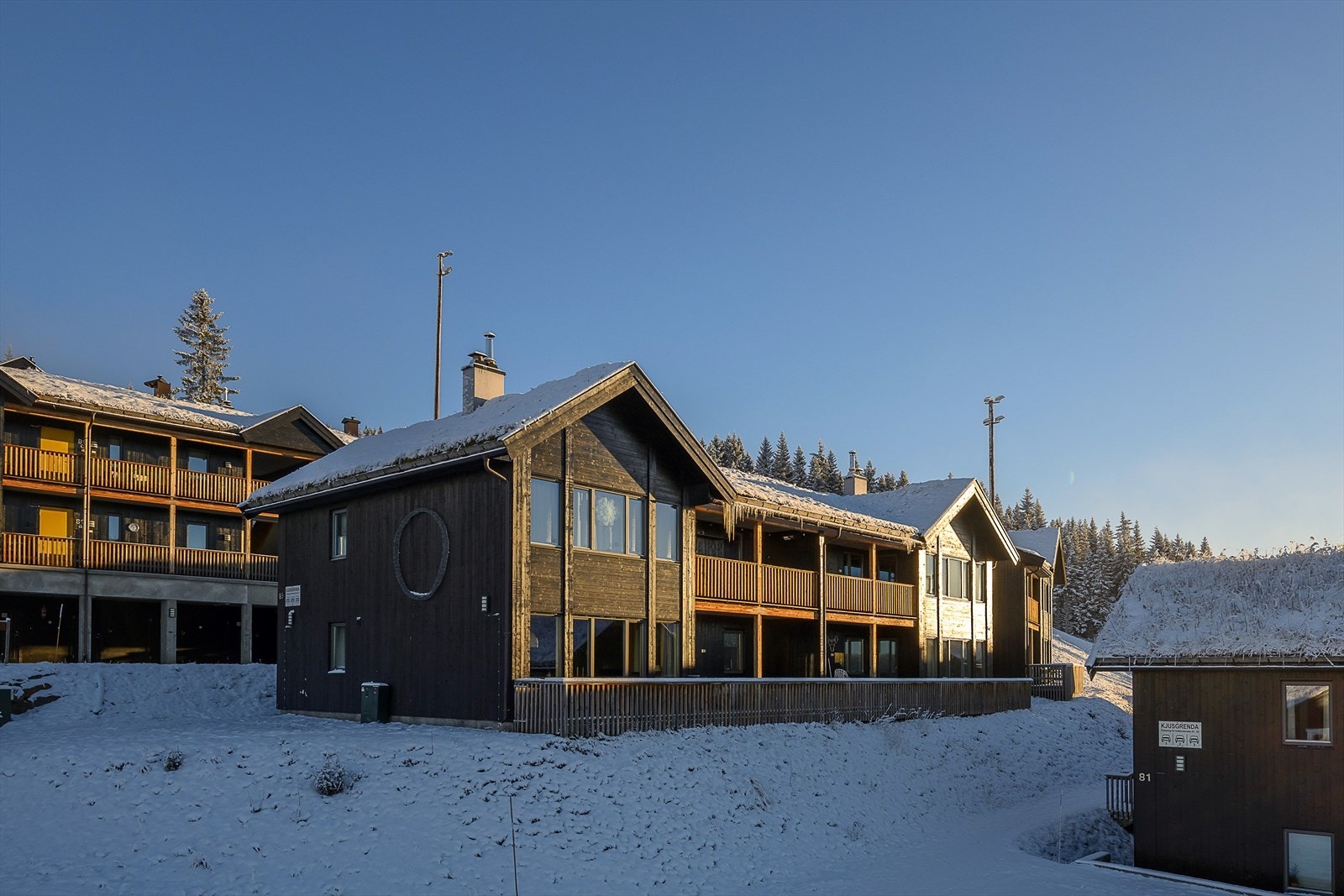 Fritidsleiligheten ligger i Hafjell Fjellandsby, på ca. 660 meters høyde. Galleribilde