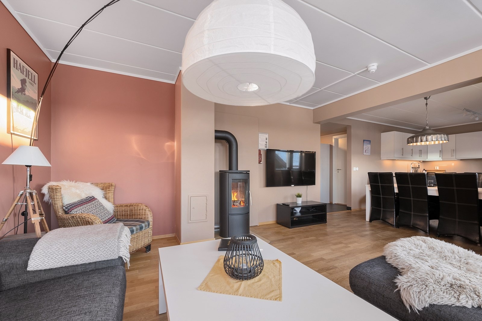 God plass til en romslig sofagruppe for hyggelige kvelder med familie og venner. Galleribilde