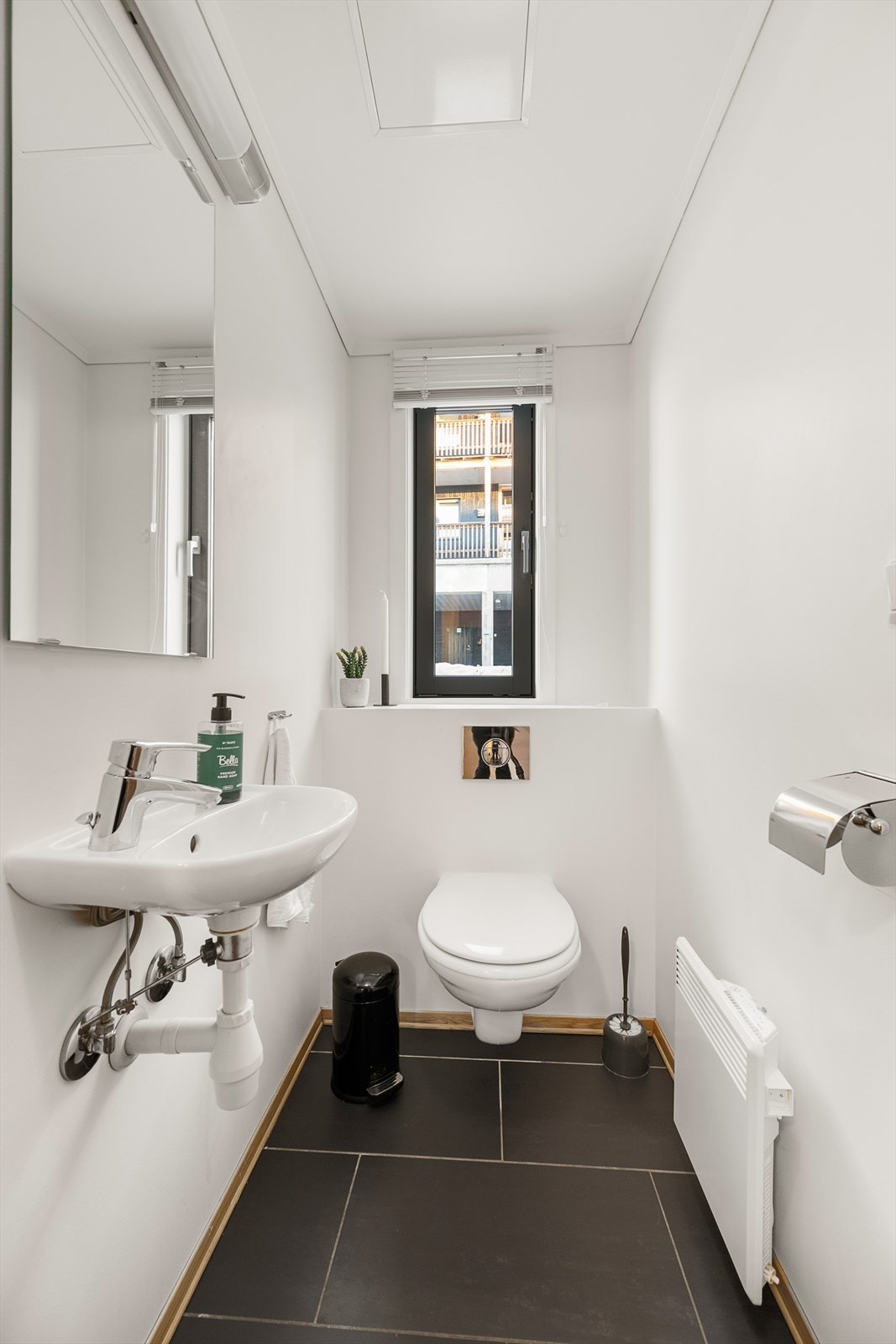 Leiligheten har også et separat toalettrom med servant. Galleribilde