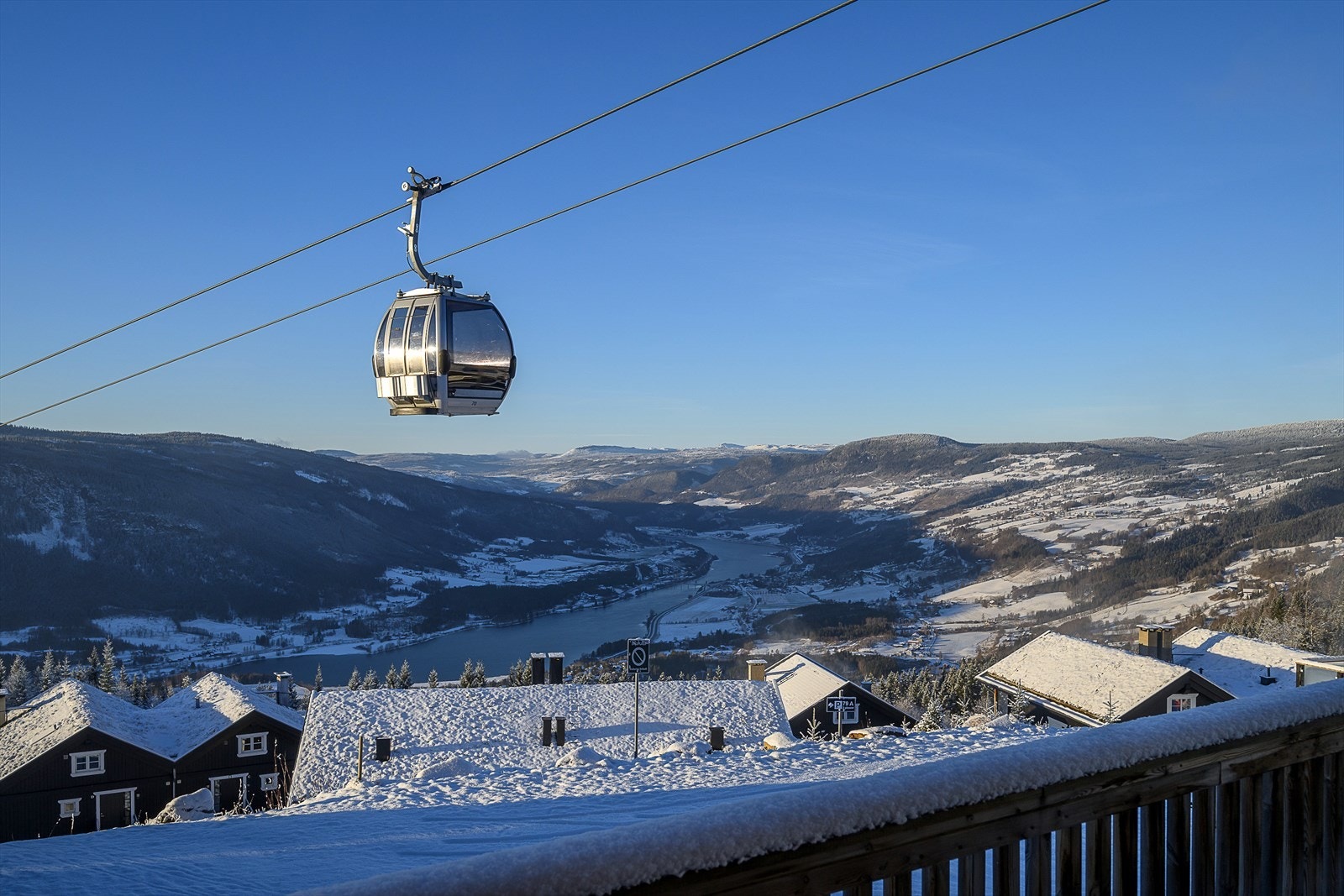 Beliggenheten gir en åpen utsikt over Gudbrandsdalen og fjellheimen. Galleribilde