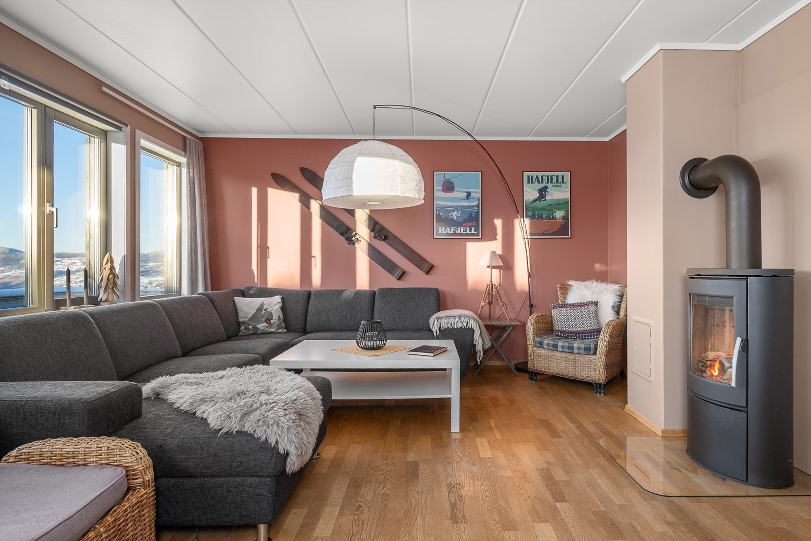 Peisovnen i stuen gir en lun atmosfære og god varme på kalde dager. Galleribilde