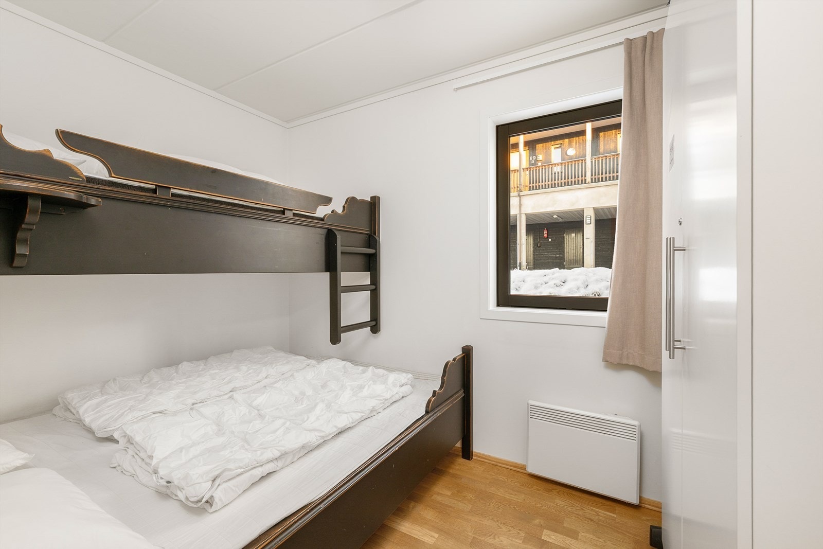 Leiligheten har totalt 8 sengeplasser, noe som gjør den ideell for familier. Galleribilde