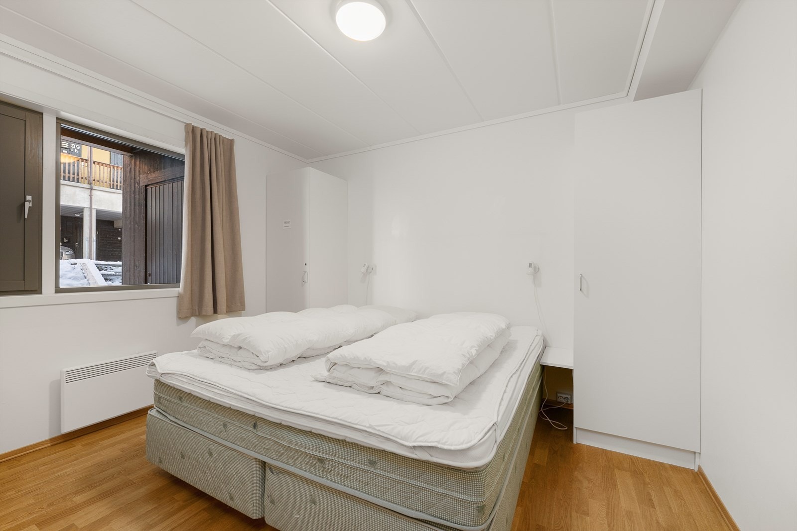 Hovedsoverommet har plass til dobbeltseng og garderobeskap. Galleribilde