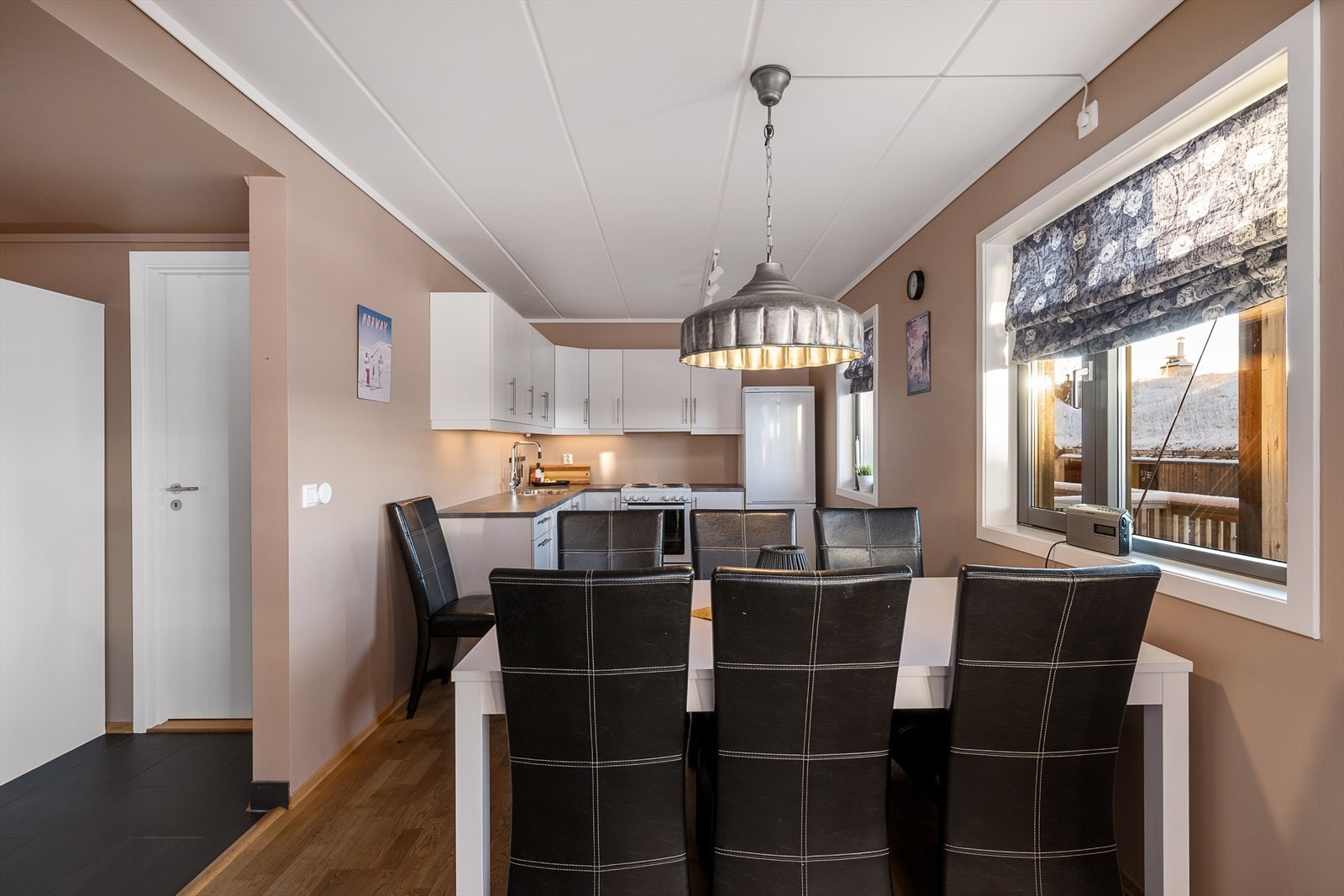 Kjøkkenet ligger i delvis åpen løsning mot spisestuen. Galleribilde