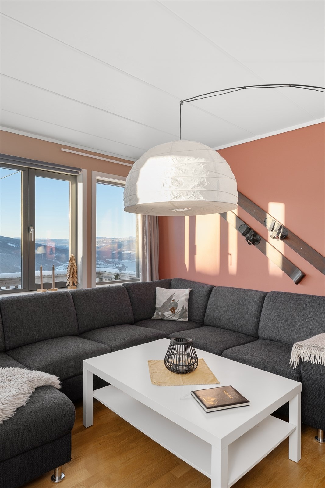 Gjennomgående parkett på gulv og lyse tak skaper en helhetlig stil. Galleribilde