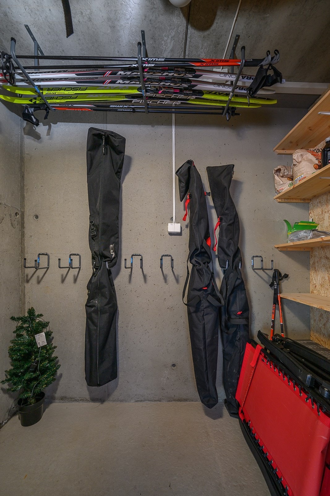 I tillegg medfølger en bod i tilknytning til garasjeplassen. Galleribilde