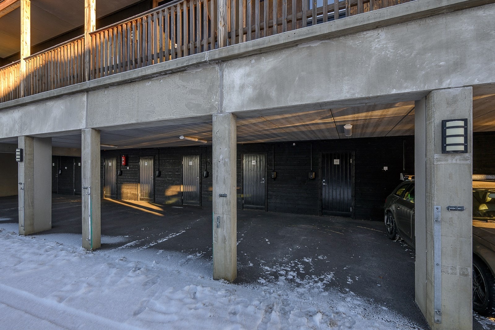 Leiligheten har en parkeringsplass med bod i bakkant i felles carport anlegg. Galleribilde