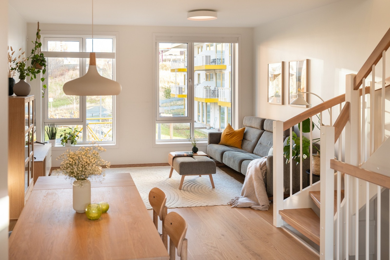 Store vindusflater lar dagslyset strømme gjennom boligen fra begge sider og gir sammen med god himlingshøyde en god romfølelse. Galleribilde