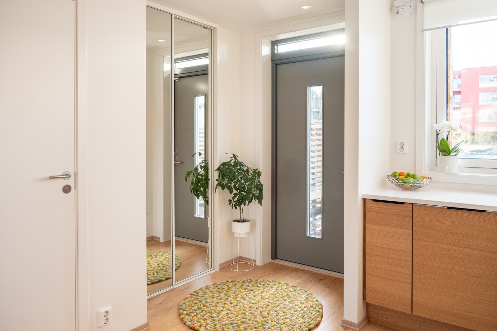 Boligen har to innganger hvor denne primært blir brukt som utgang til uteområdet. Her er det etablert skyvdørsgarderobe. Galleribilde