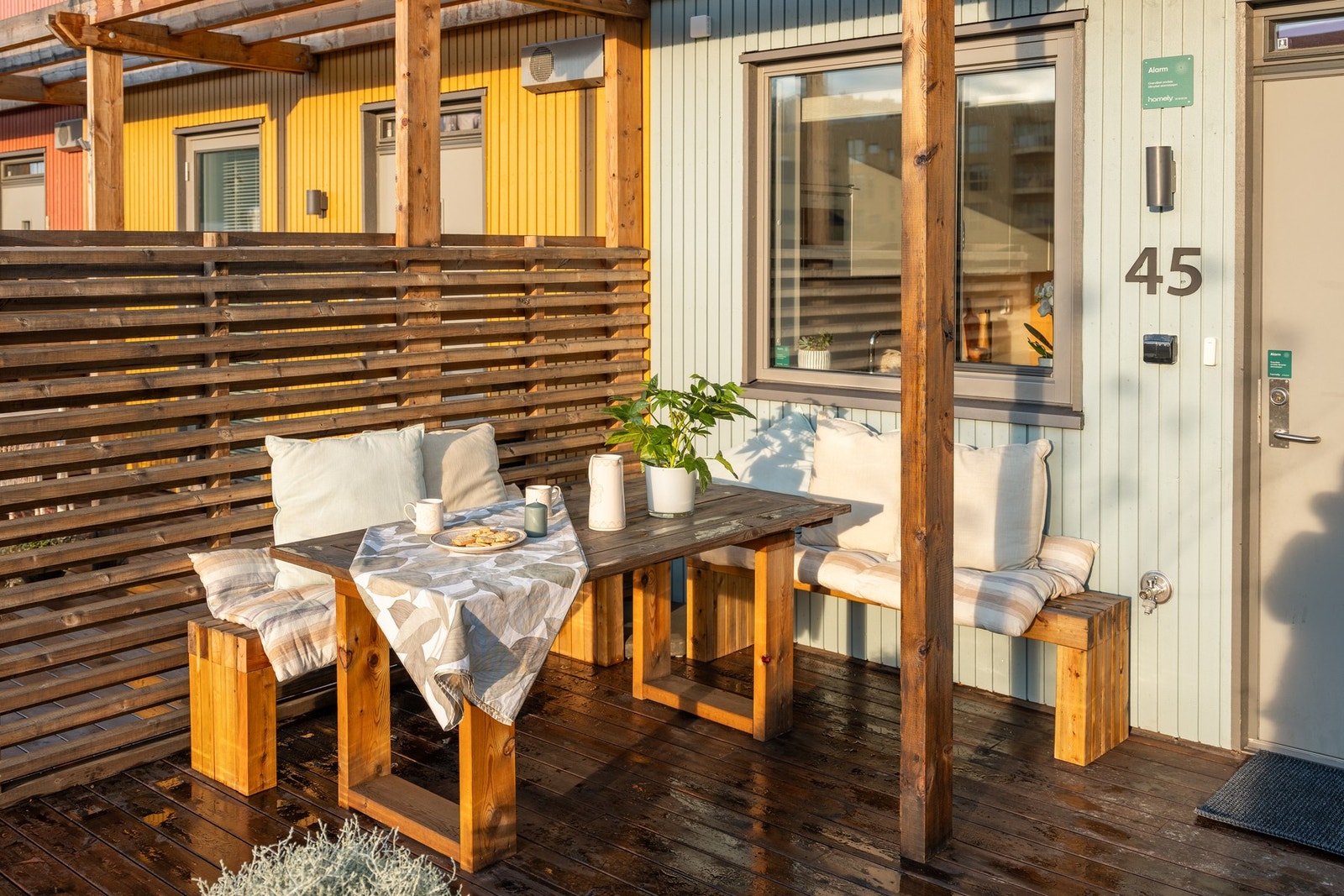 På framsiden av huset har man terrasse og egen hageflekk med sol fra ca. 10.00 til 21.00 på sommeren. Galleribilde