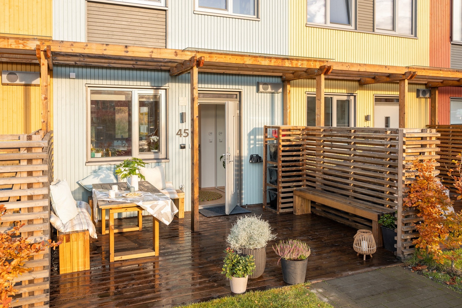 Fra kjøkkenet har man direkte utgang til hagen som gir enkel tilgang og høy bruksverdi. Galleribilde